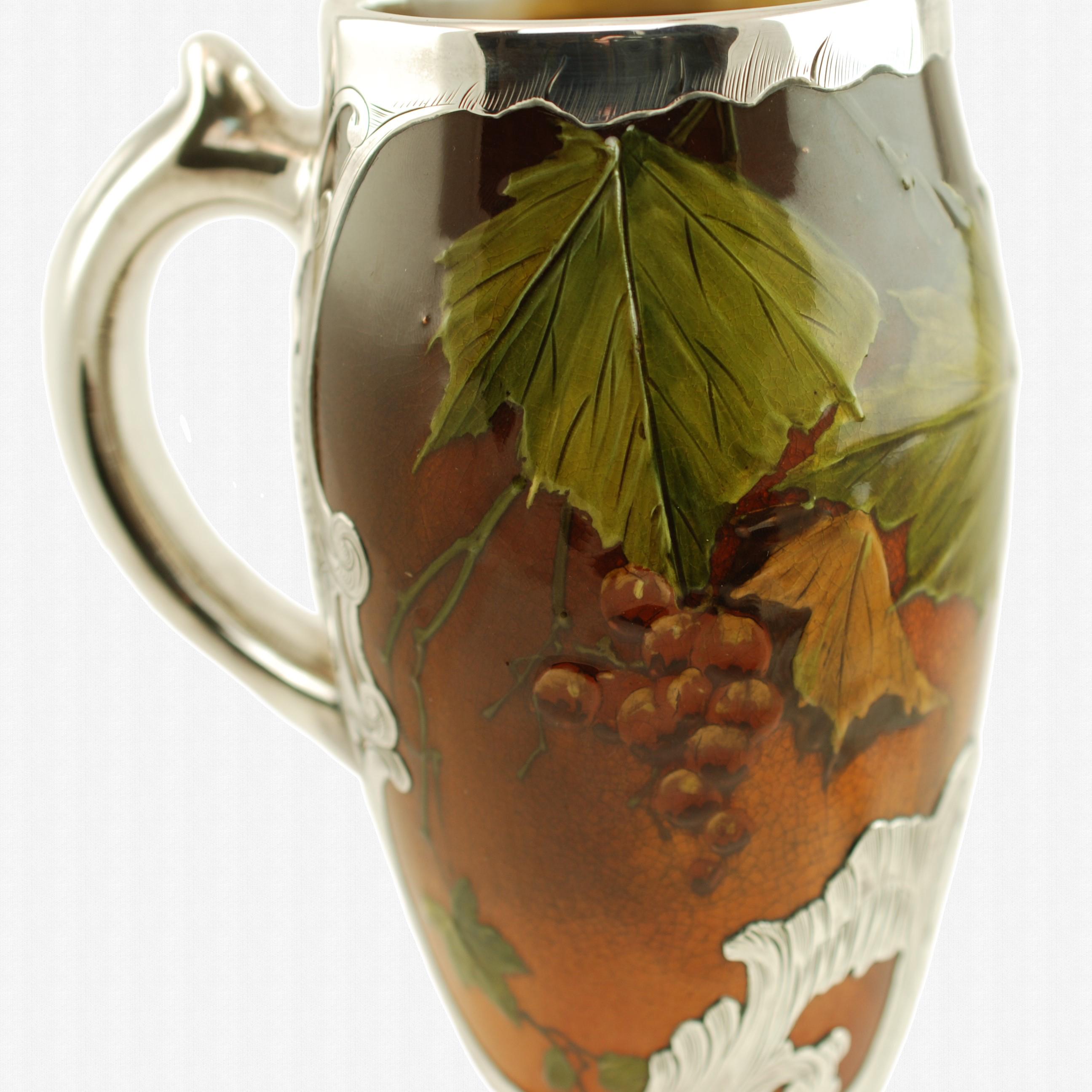 Fin du XIXe siècle Vase ancien en poterie de Rookwood peint à la main et décoré d'argent gravé Gorham en vente