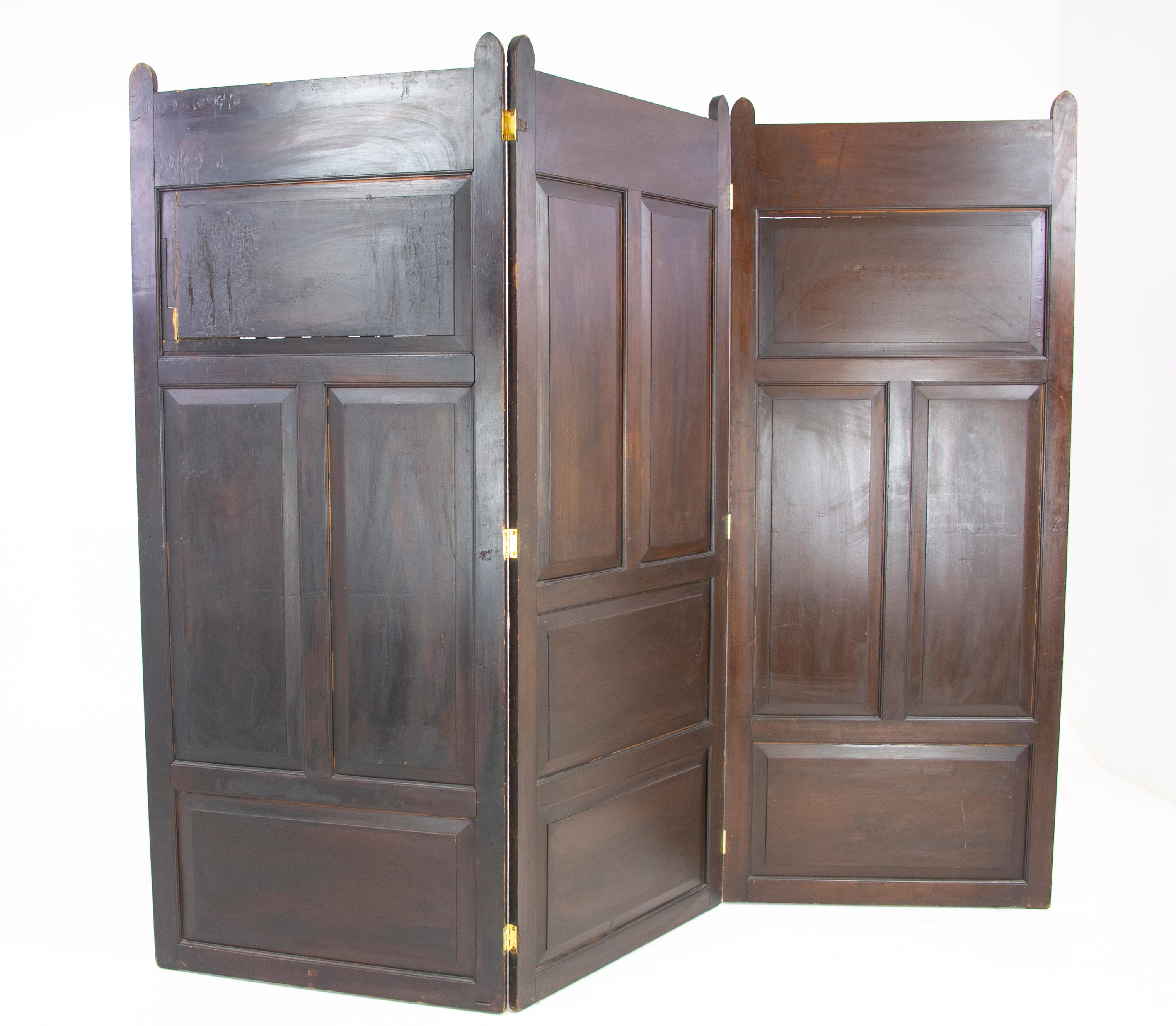 Antique room divider, privacy screen, carved partition, Scotland 1903, antique furniture, B1161

Scotland, 1903
Three paneled carved screen
Green man carving on top
Carved panels depicting 