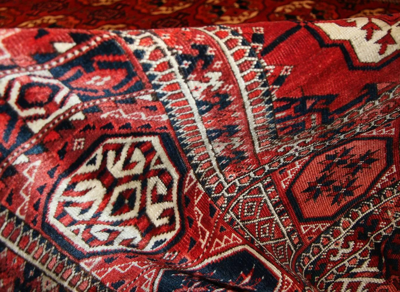 Beautiful Room Size Antique Turkmen Tekke Rug, Herkunftsland / Rug Type: Turkmenistan Teppich, CIRCA Datum: 1920. Größe: 7 ft 4 in x 11 ft 6 in (2,24 m x 3,51 m)

Dieser schöne turkmenische Tekke-Teppich ist mit traditionellen, antiken turkmenischen