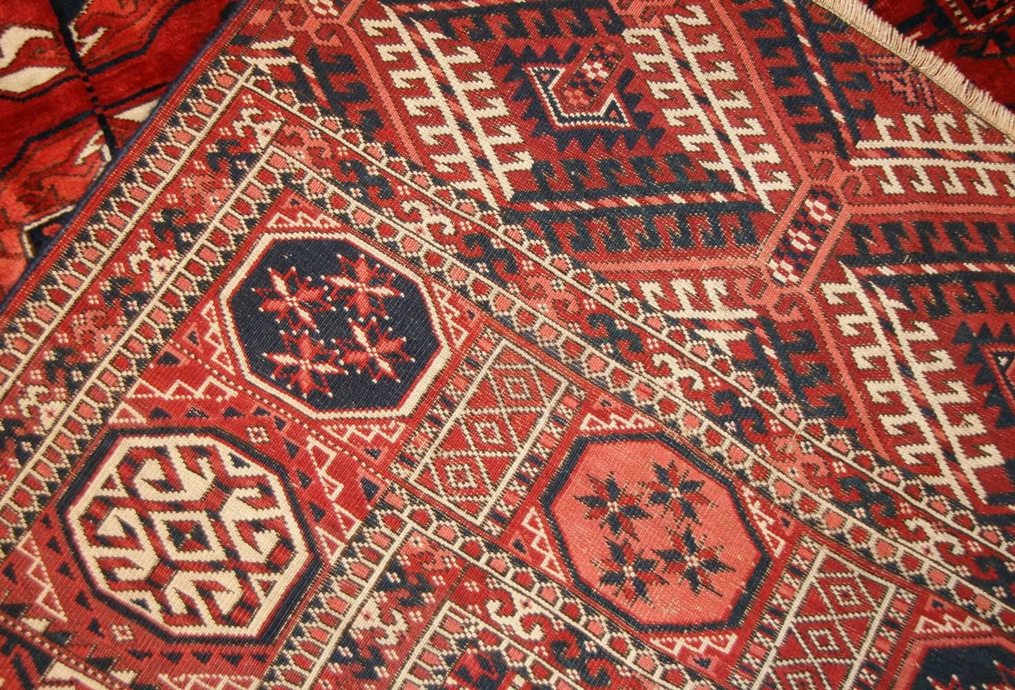 Antiker türkischer Tekke-Teppich in Zimmergröße. 7 ft 4 in x 11 ft 6 in (Stammeskunst) im Angebot