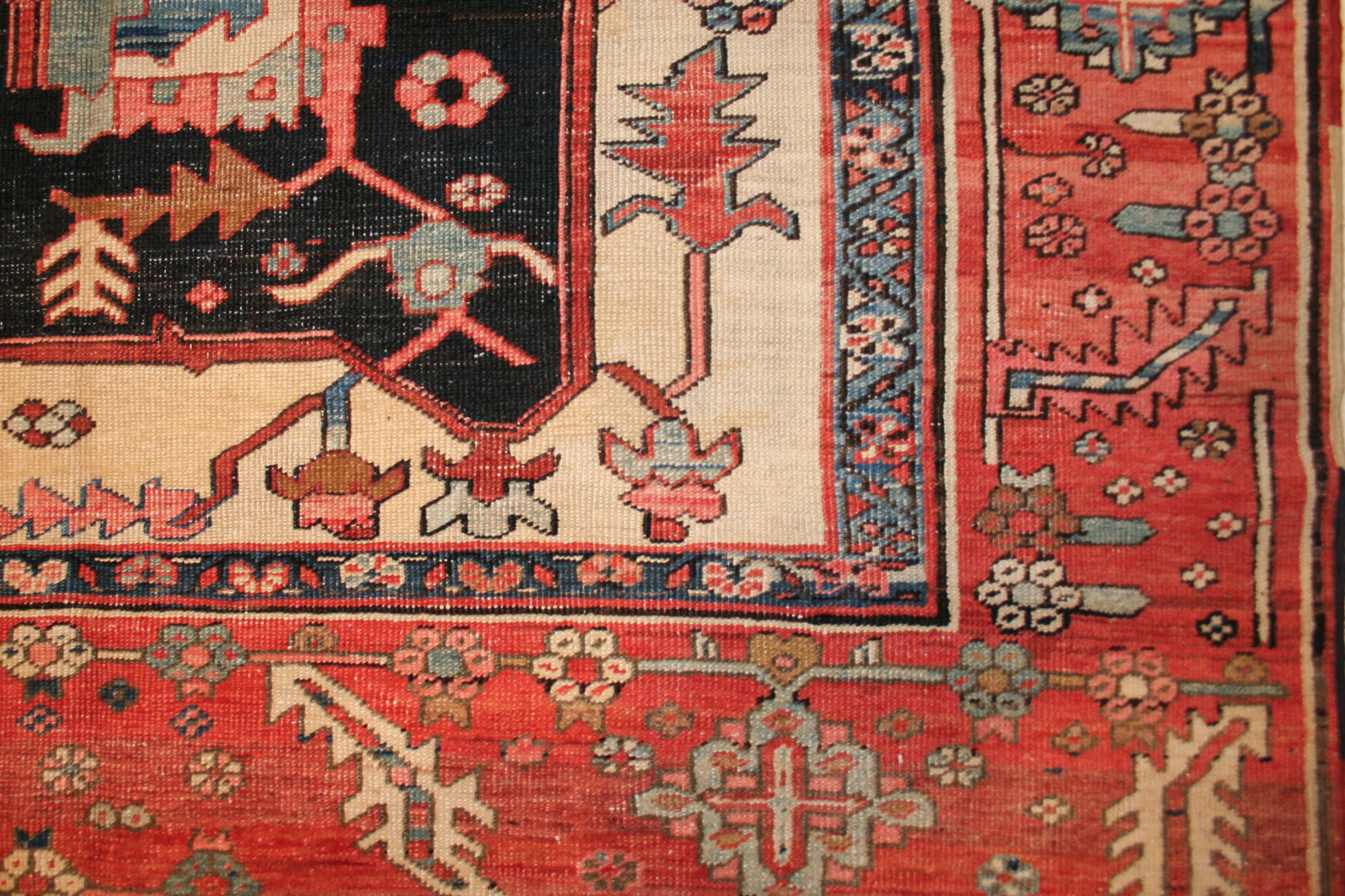 Azerbaïdjanais Antique Room Size Heriz Serapi Rug en vente