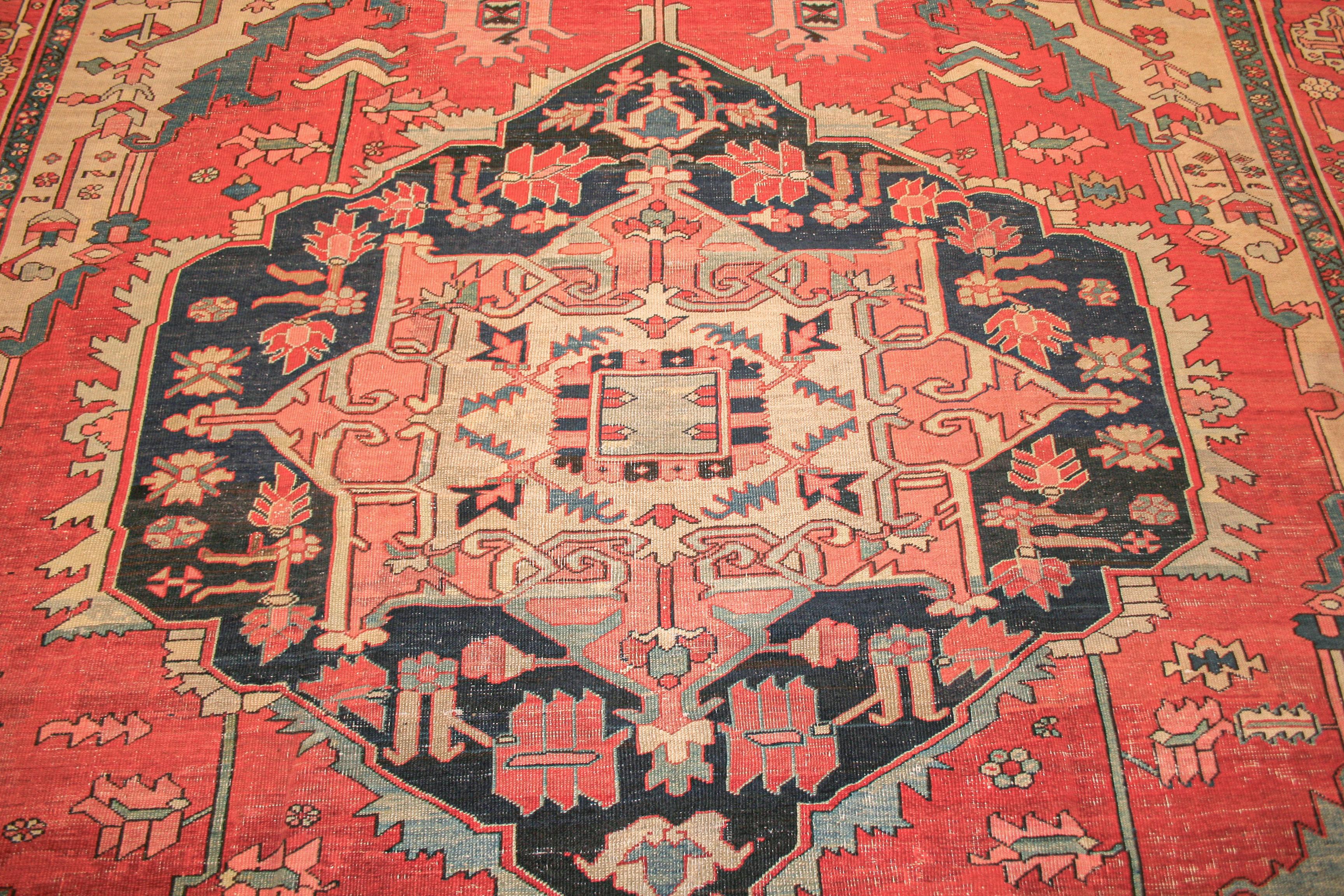 Noué à la main Antique Room Size Heriz Serapi Rug en vente