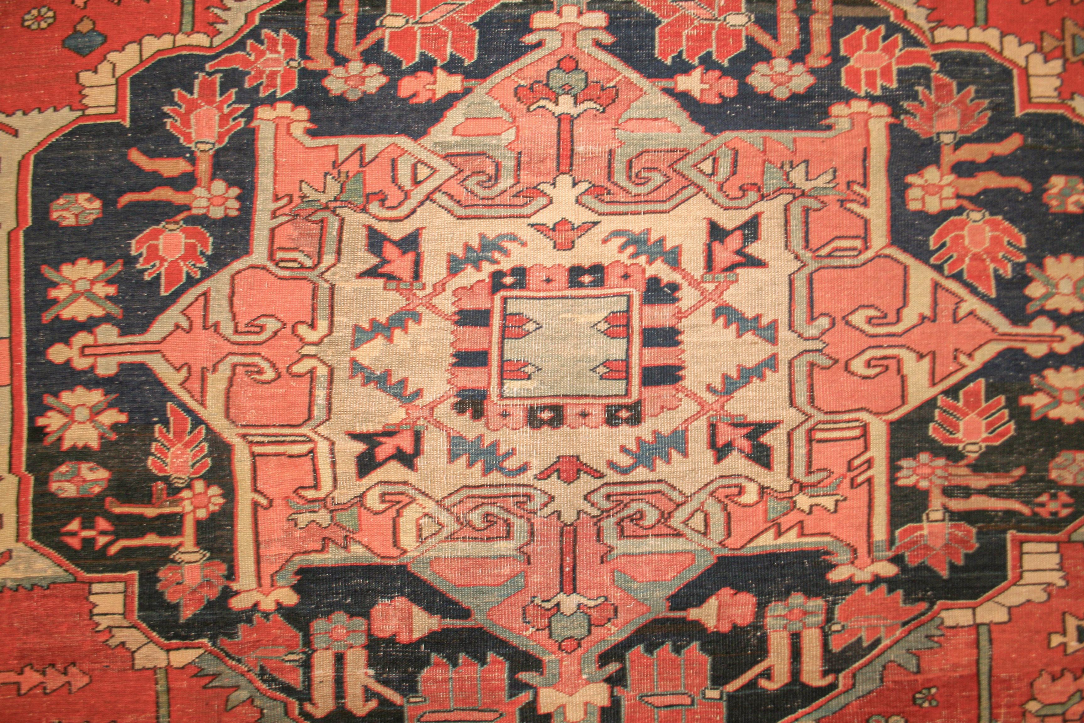 Antique Room Size Heriz Serapi Rug Bon état - En vente à Milan, IT