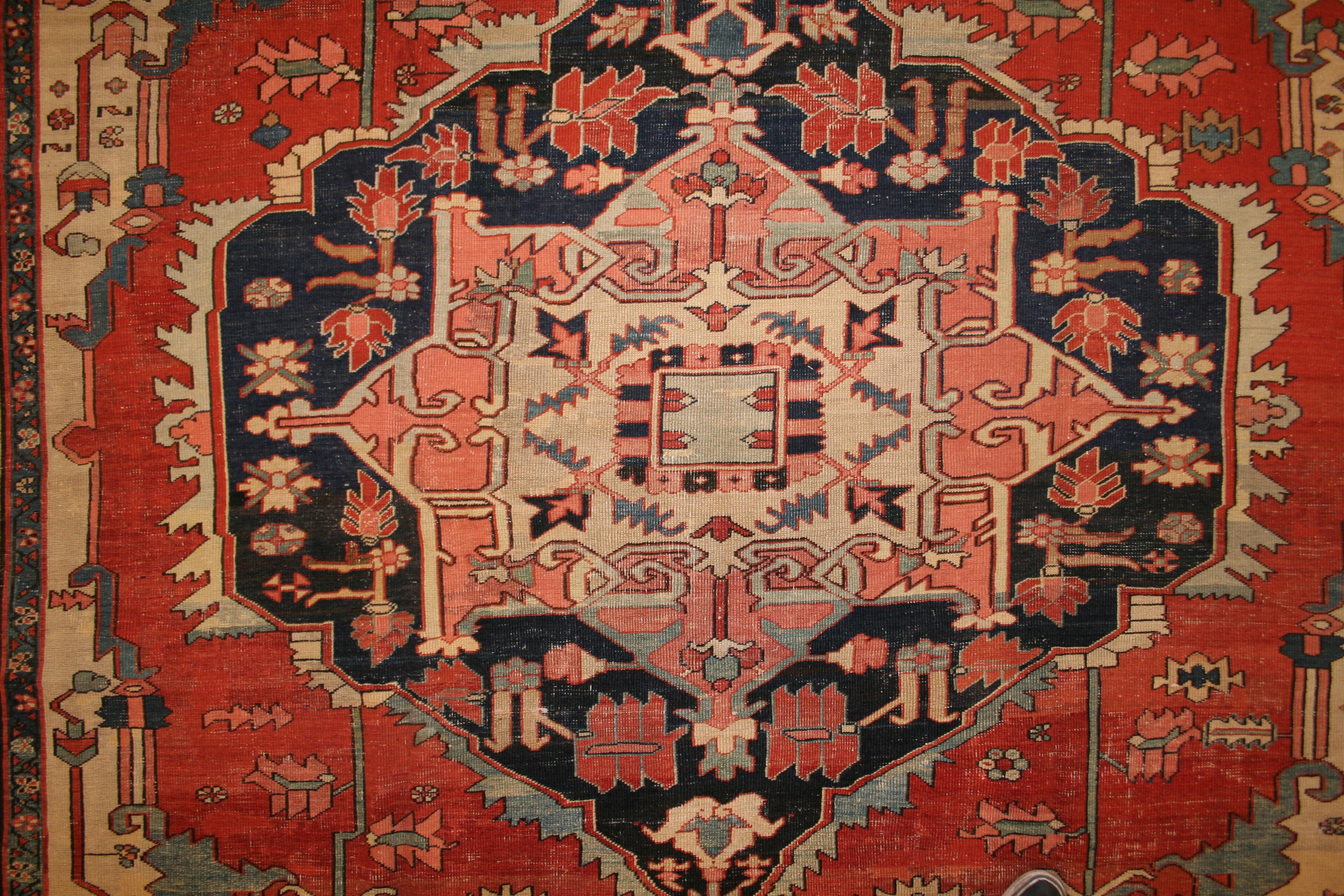 Laine Antique Room Size Heriz Serapi Rug en vente