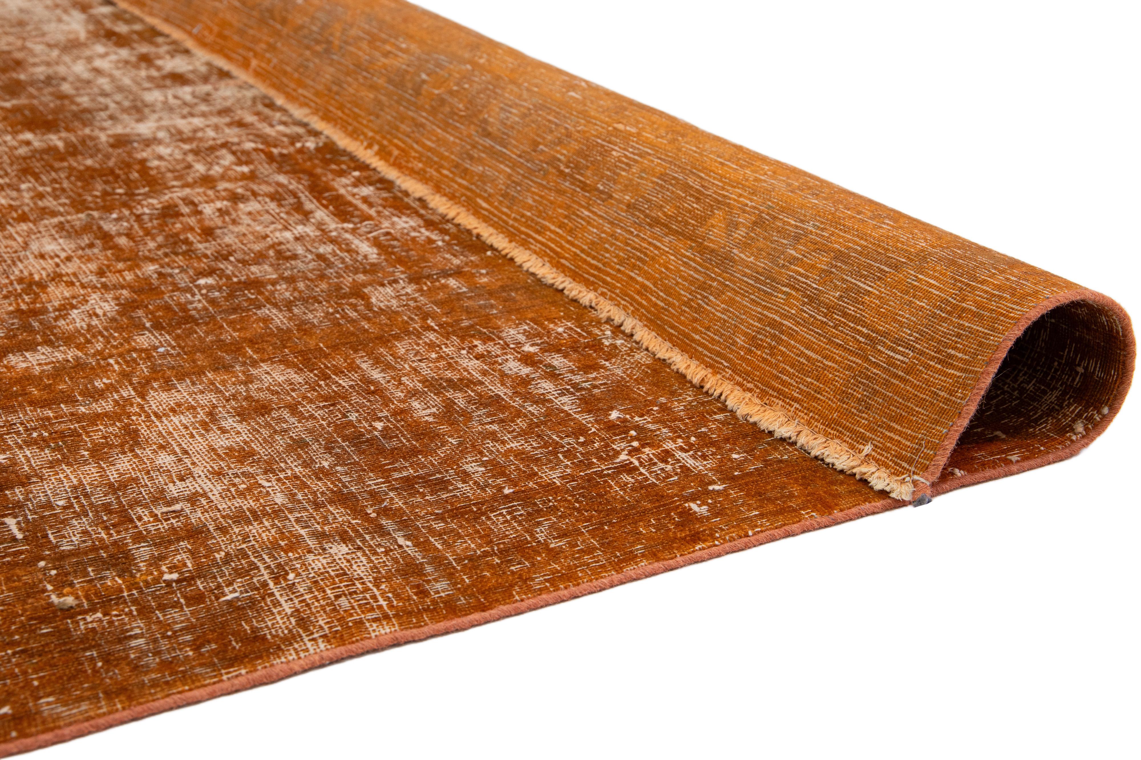 Islamique  Tapis persan ancien en laine orange avec motif sur toute la surface en vente