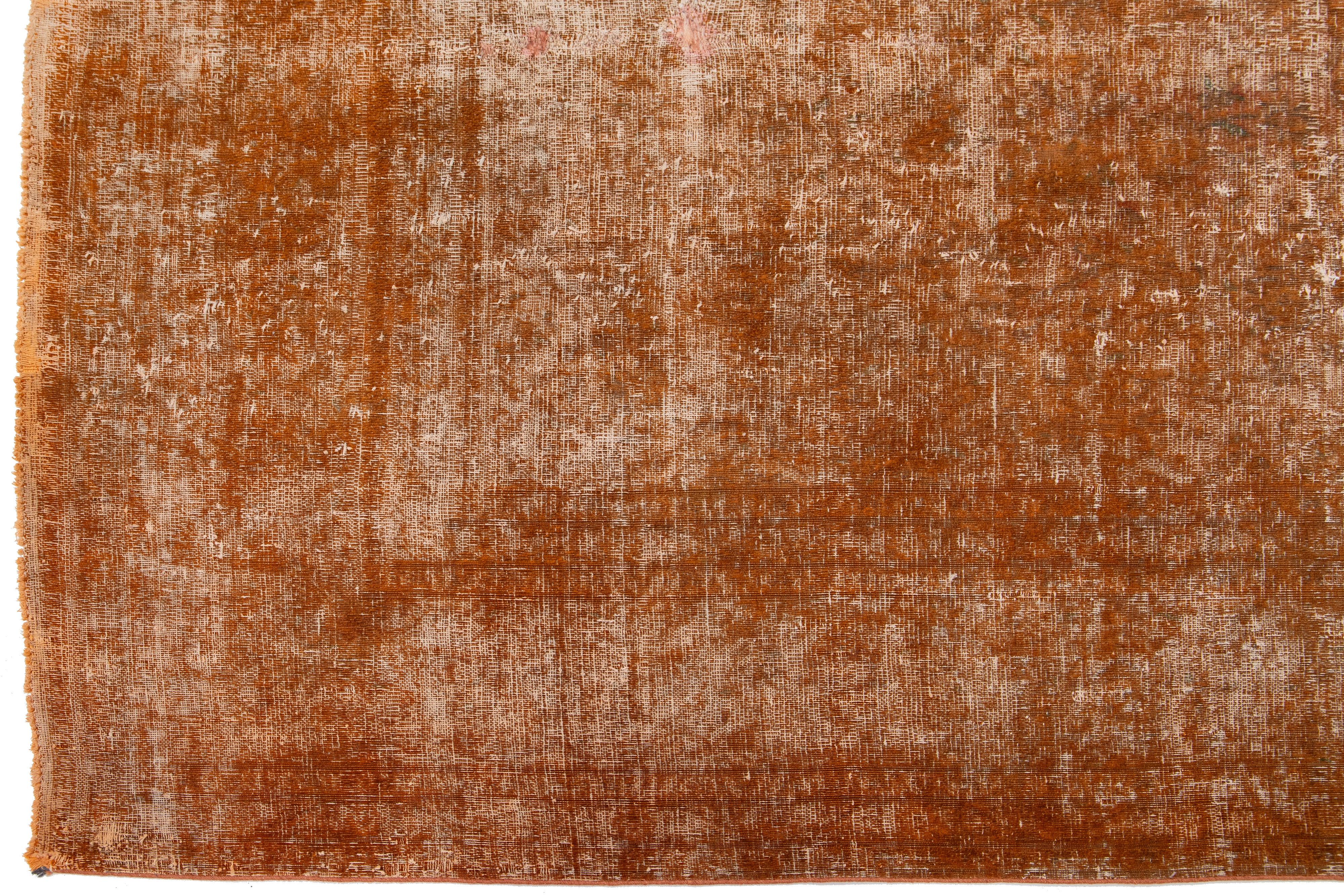 Laine  Tapis persan ancien en laine orange avec motif sur toute la surface en vente