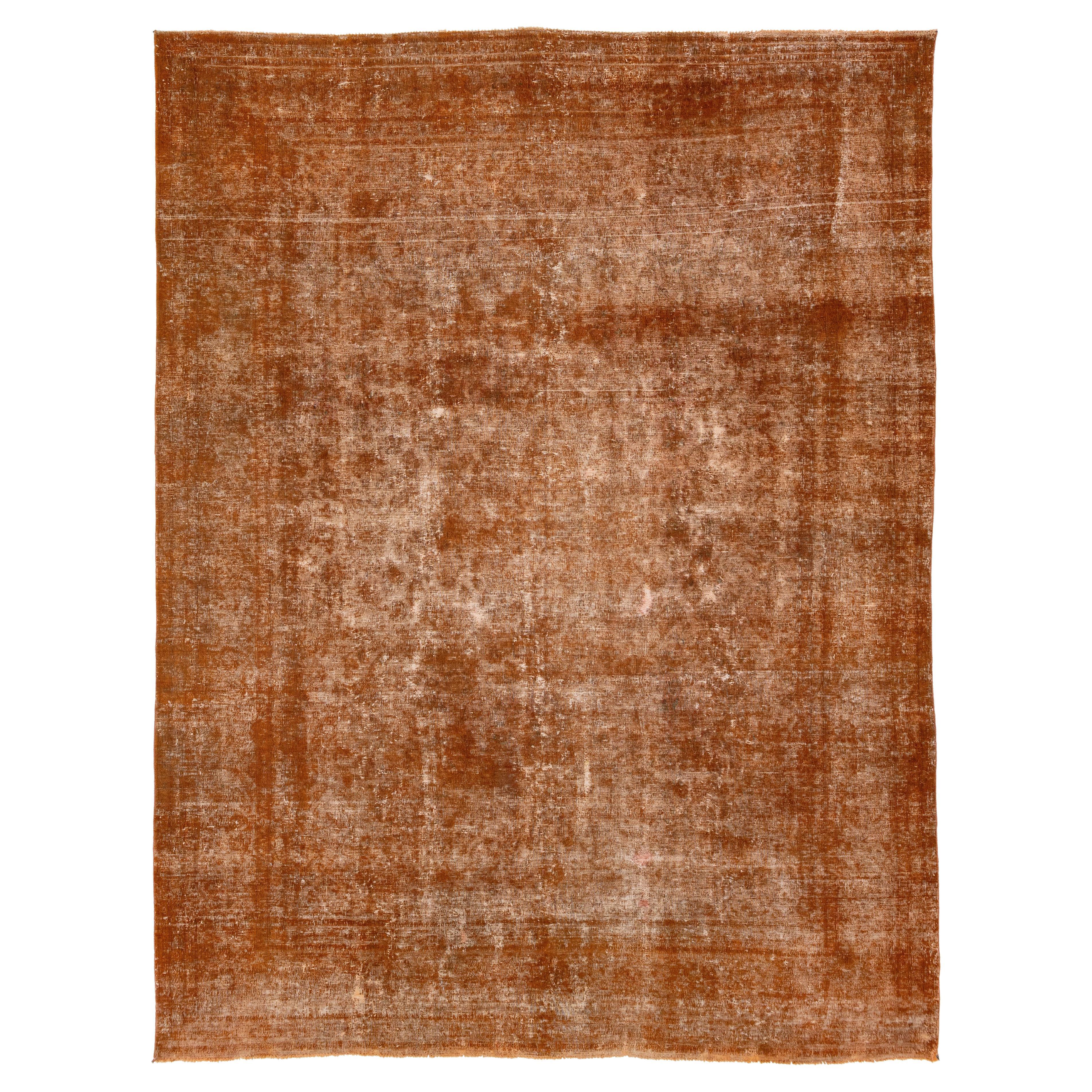  Tapis persan ancien en laine orange avec motif sur toute la surface en vente