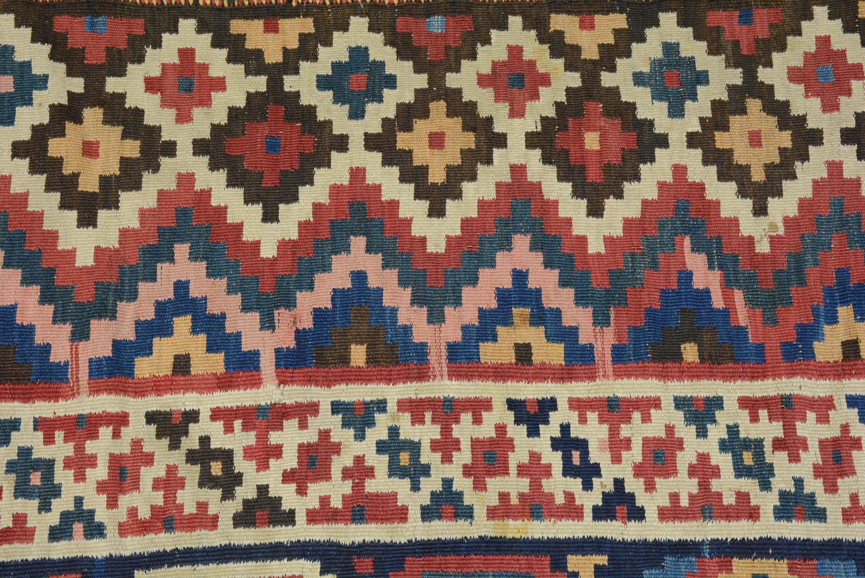 Antiker Qashqai-Kelim in Zimmergröße im Zustand „Gut“ im Angebot in Closter, NJ