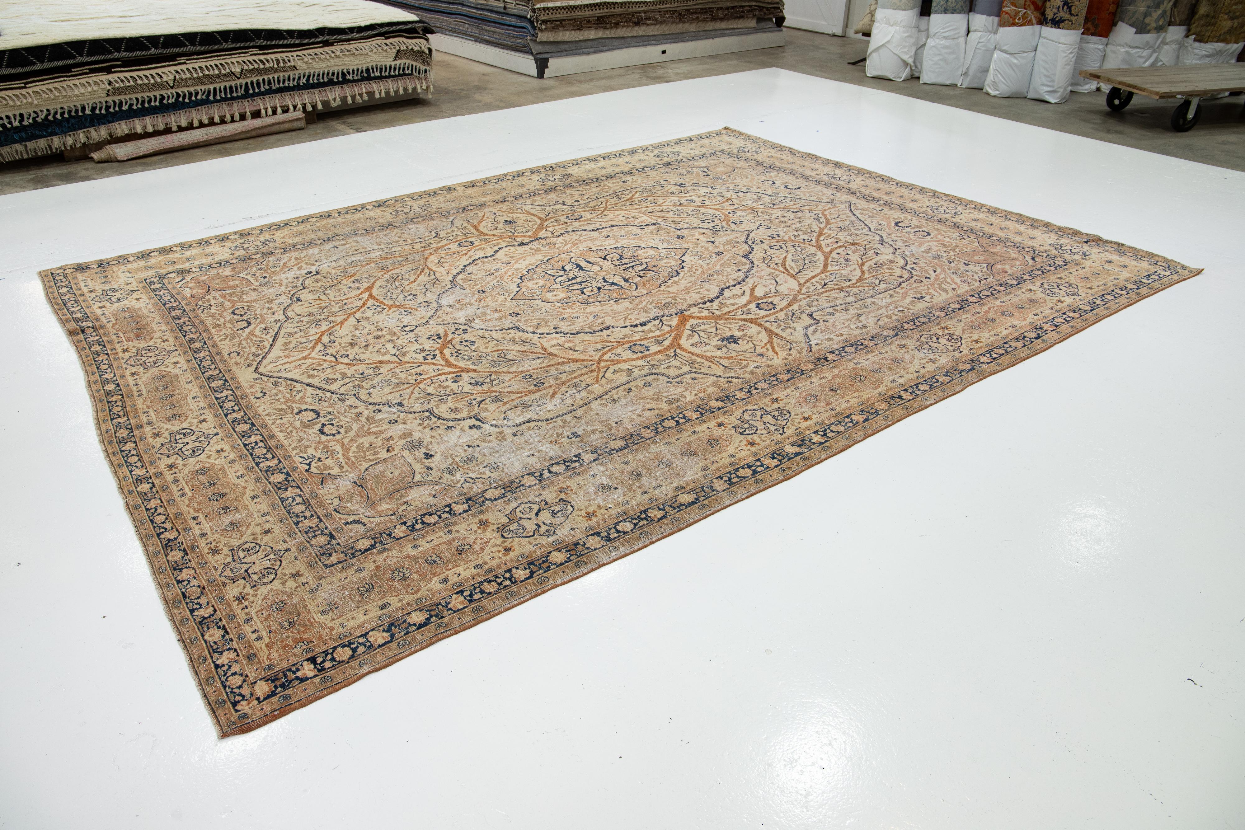 Perse Tapis persan Tabriz des années 1900, brun clair avec motif de rosette en vente