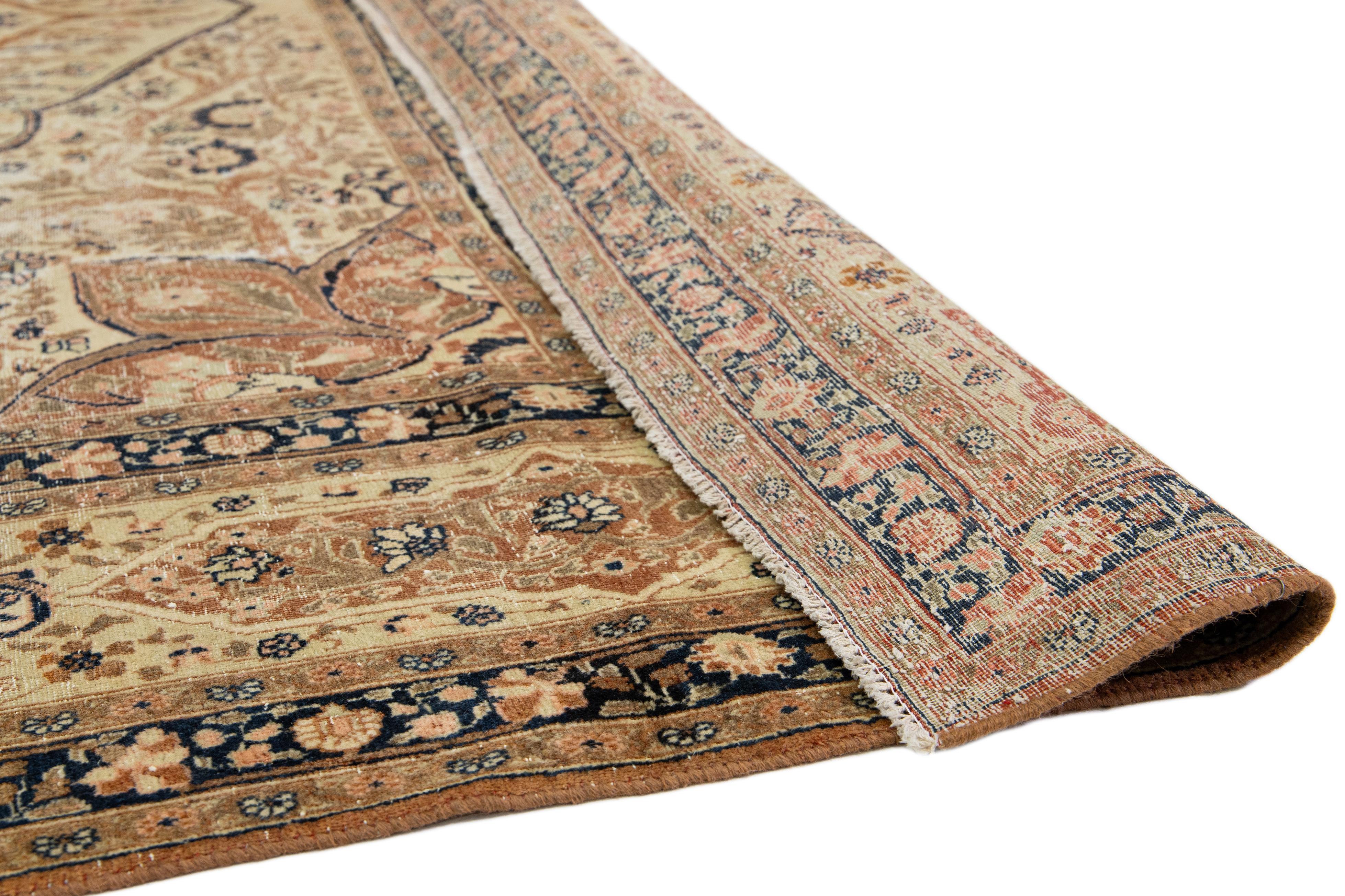 Tapis persan Tabriz des années 1900, brun clair avec motif de rosette Bon état - En vente à Norwalk, CT