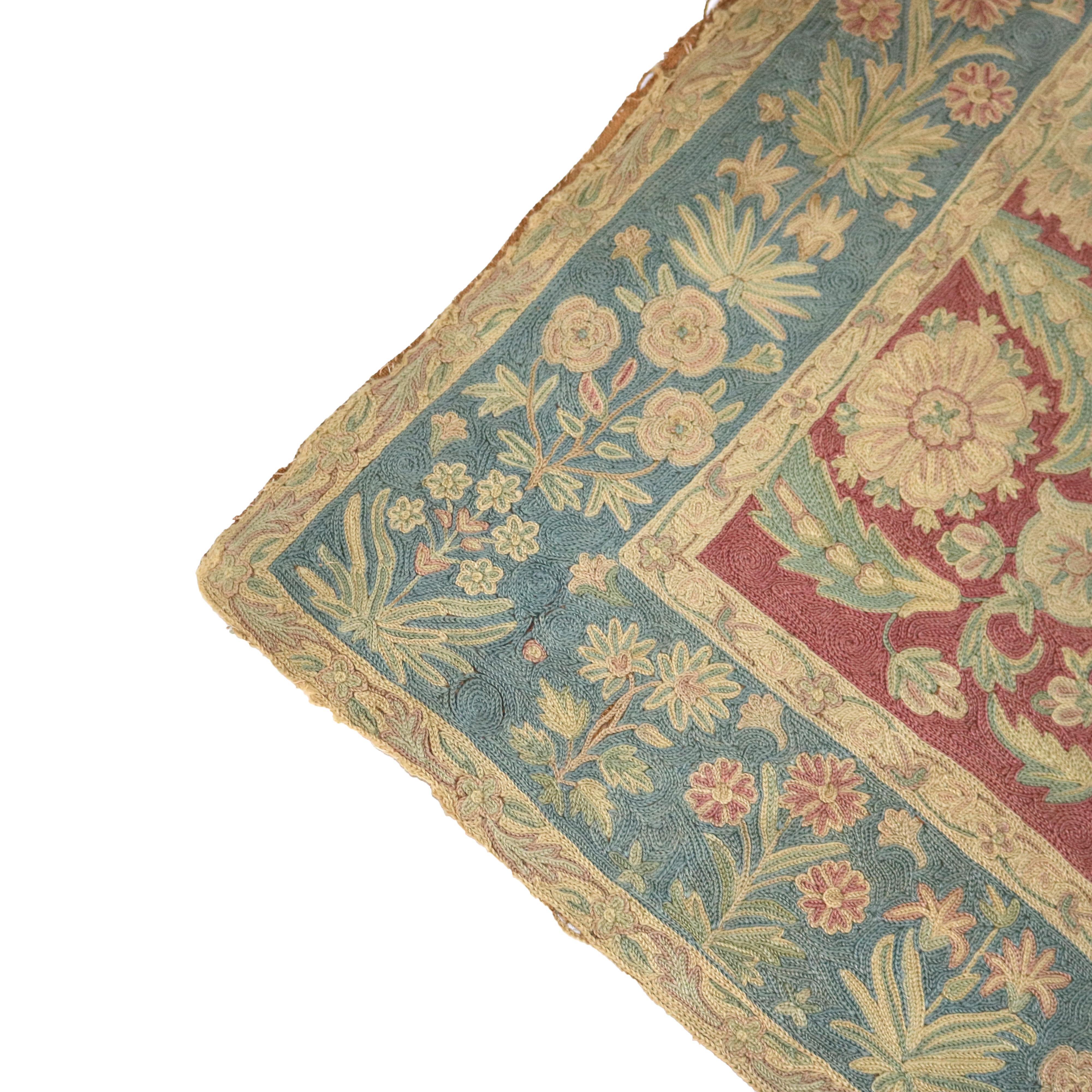 Antico tappeto indiano ricamato a fiori Rashti, di dimensioni pari a una stanza, non firmato C1910 In condizioni buone in vendita a Big Flats, NY