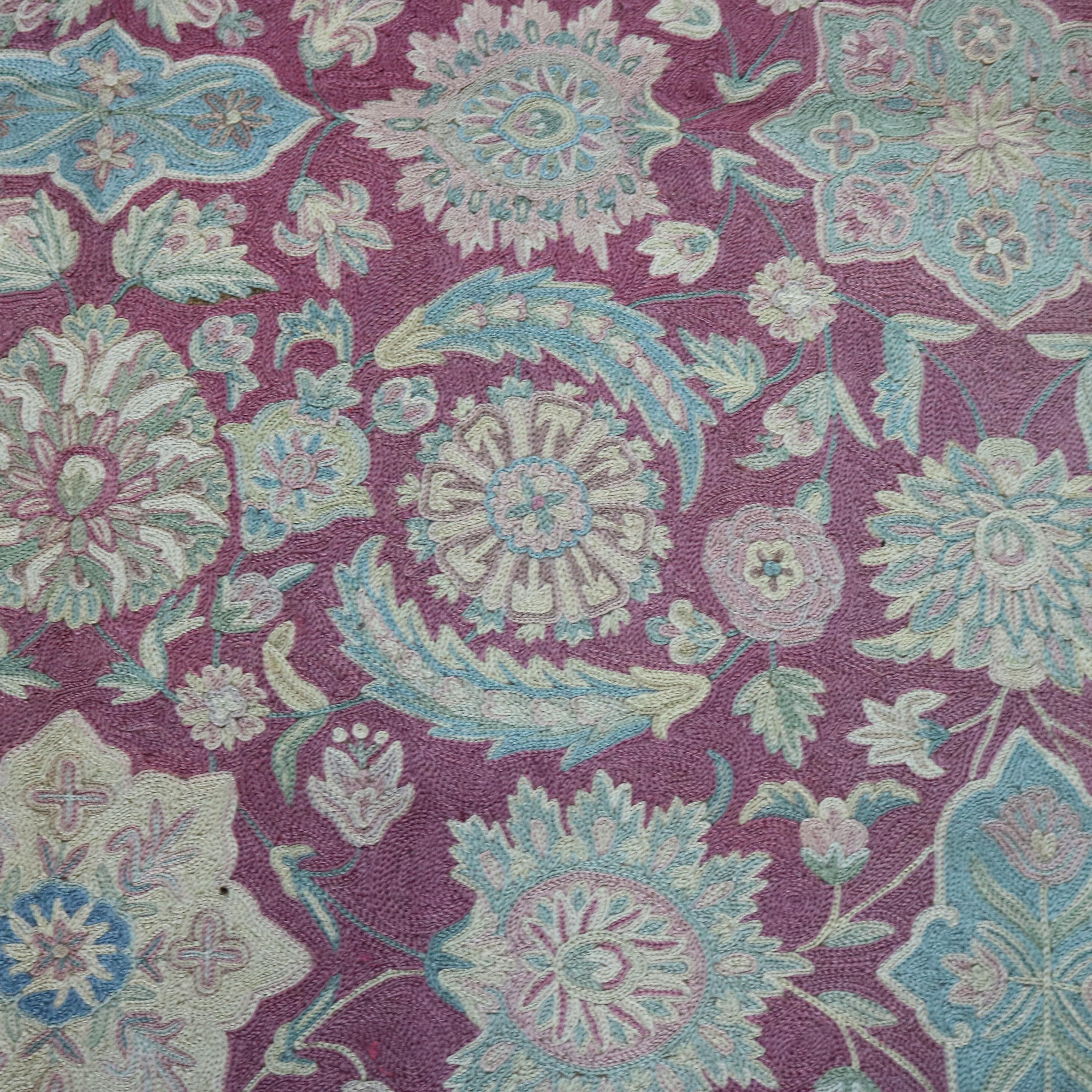 Lana Antico tappeto indiano ricamato a fiori Rashti, di dimensioni pari a una stanza, non firmato C1910 in vendita