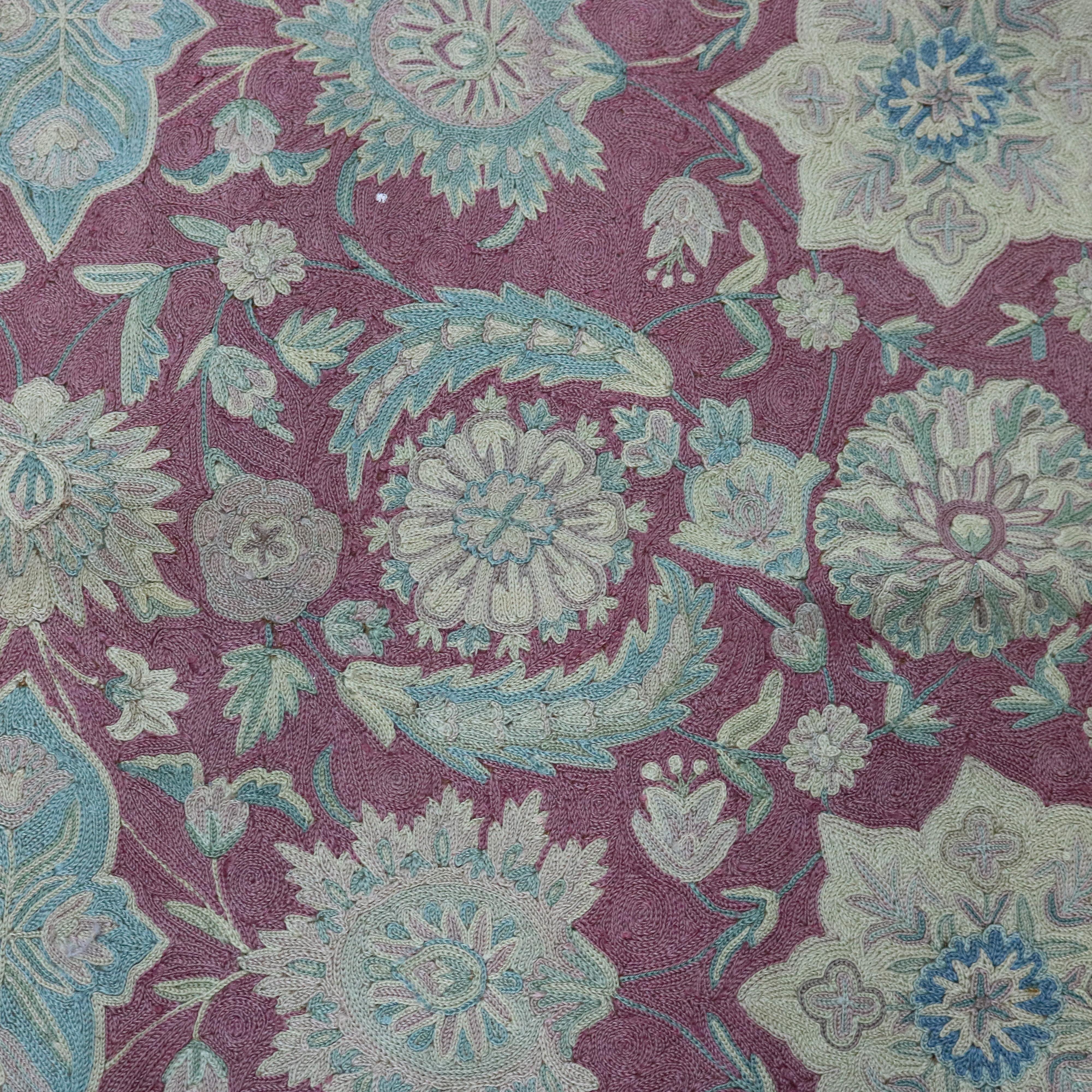 Antico tappeto indiano ricamato a fiori Rashti, di dimensioni pari a una stanza, non firmato C1910 in vendita 1