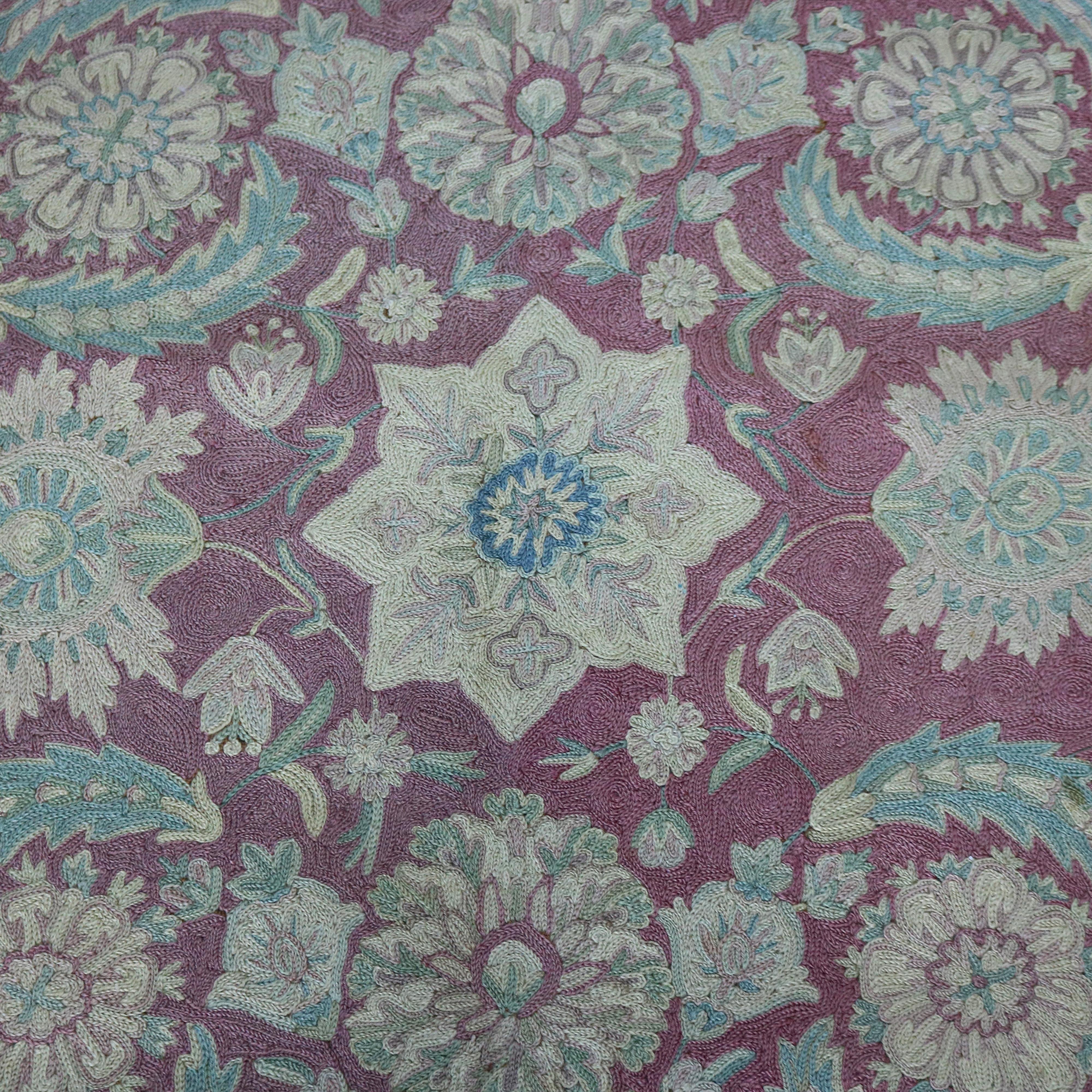 Antico tappeto indiano ricamato a fiori Rashti, di dimensioni pari a una stanza, non firmato C1910 in vendita 2