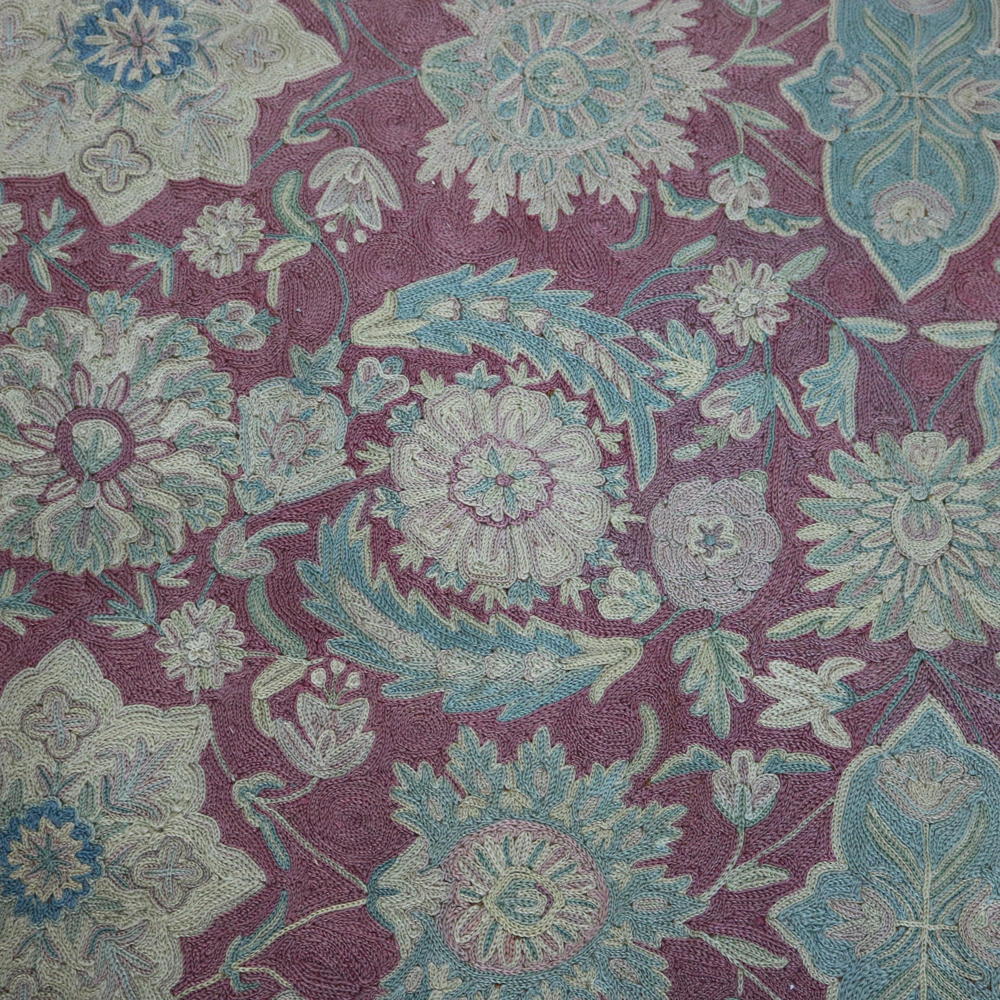 Antico tappeto indiano ricamato a fiori Rashti, di dimensioni pari a una stanza, non firmato C1910 in vendita 3