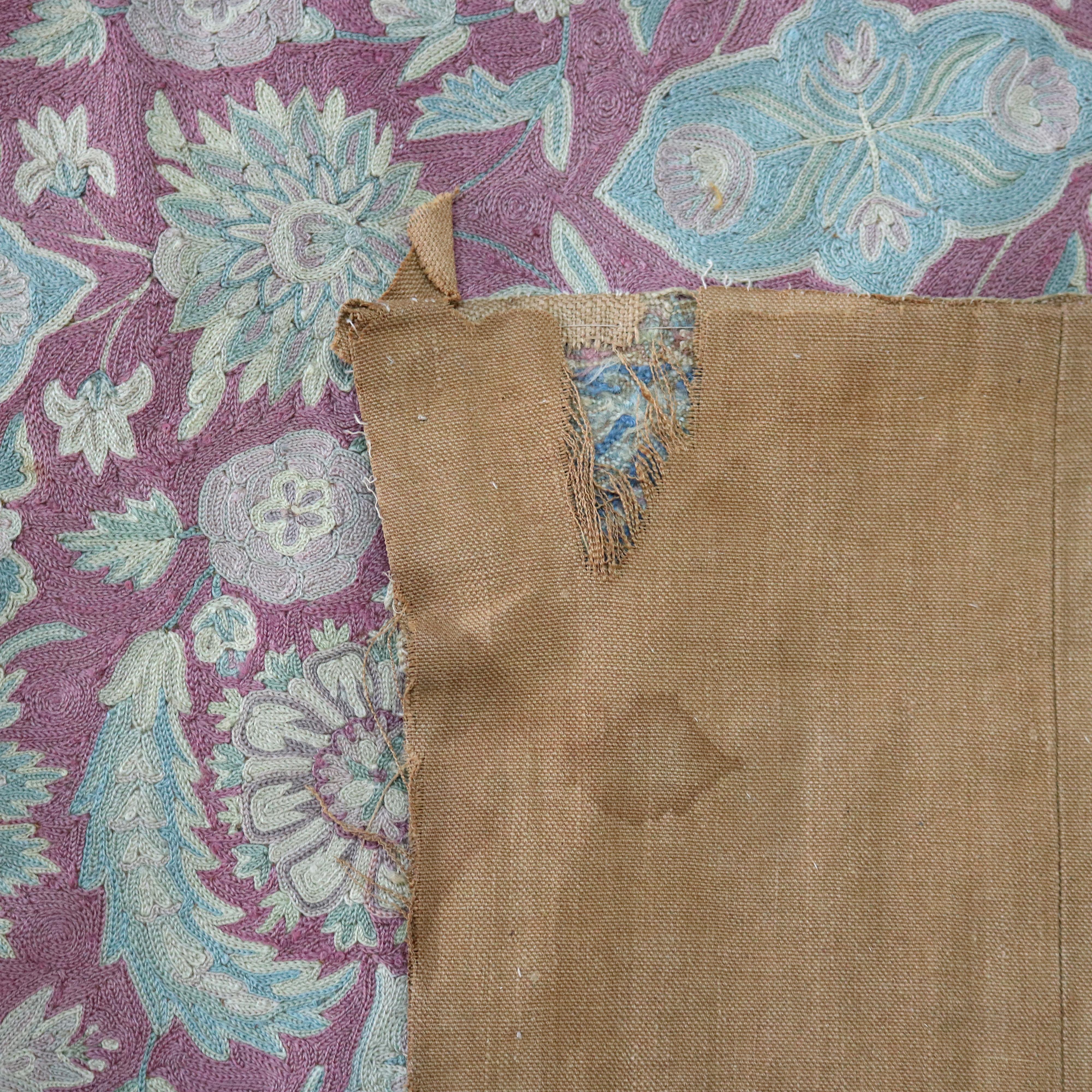 Antico tappeto indiano ricamato a fiori Rashti, di dimensioni pari a una stanza, non firmato C1910 in vendita 4