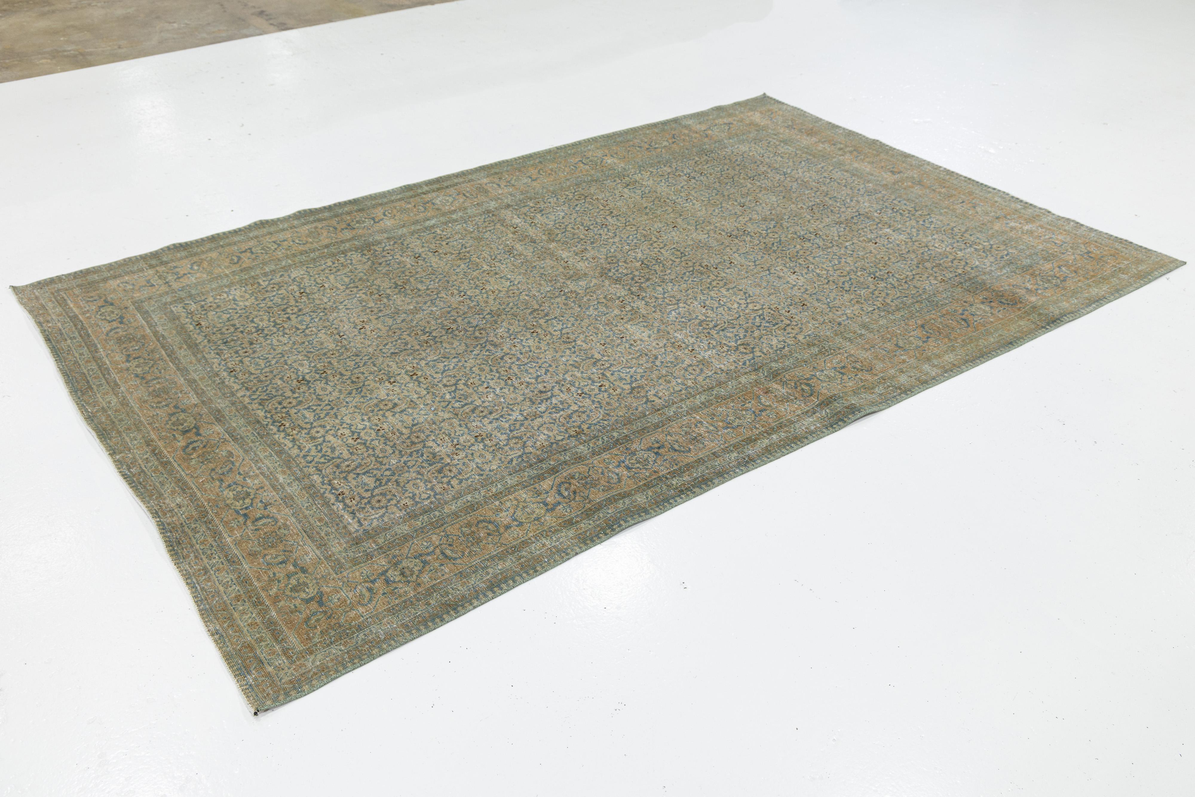 Antike Room Sized Persisch Tabriz Blau Wolle Teppich mit Allover-blumige Muster im Zustand „Gut“ im Angebot in Norwalk, CT