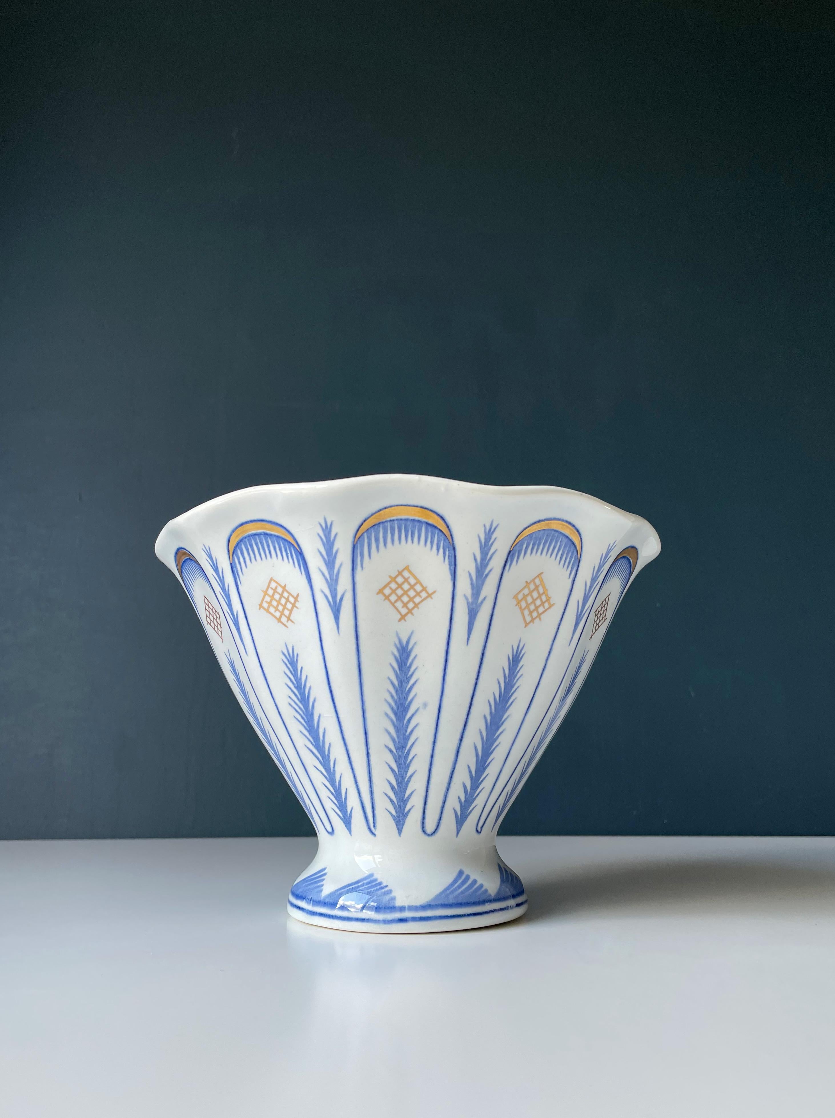 1920s Swedish Rorstrand soft triangular shaped bowl with wavy rim. Shiny white base with clear blue and golden organic lined decorations in symmetrical patterns. Stamped under base. Great vintage condition consistent with age and wear - see photos.