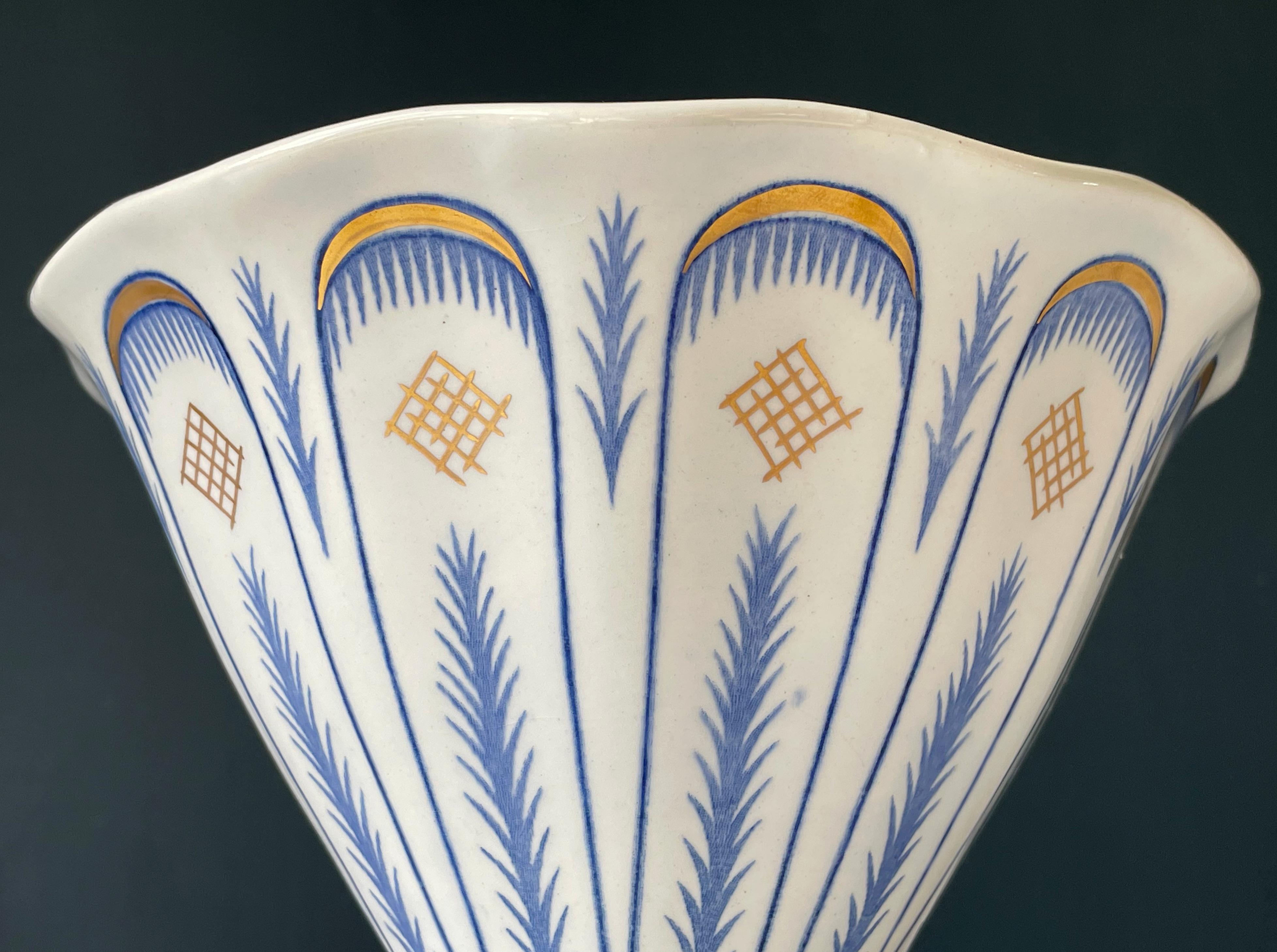 Antike 1920er Rörstrand Weiß Blau Gold Dekorative Schale (Glasiert) im Angebot