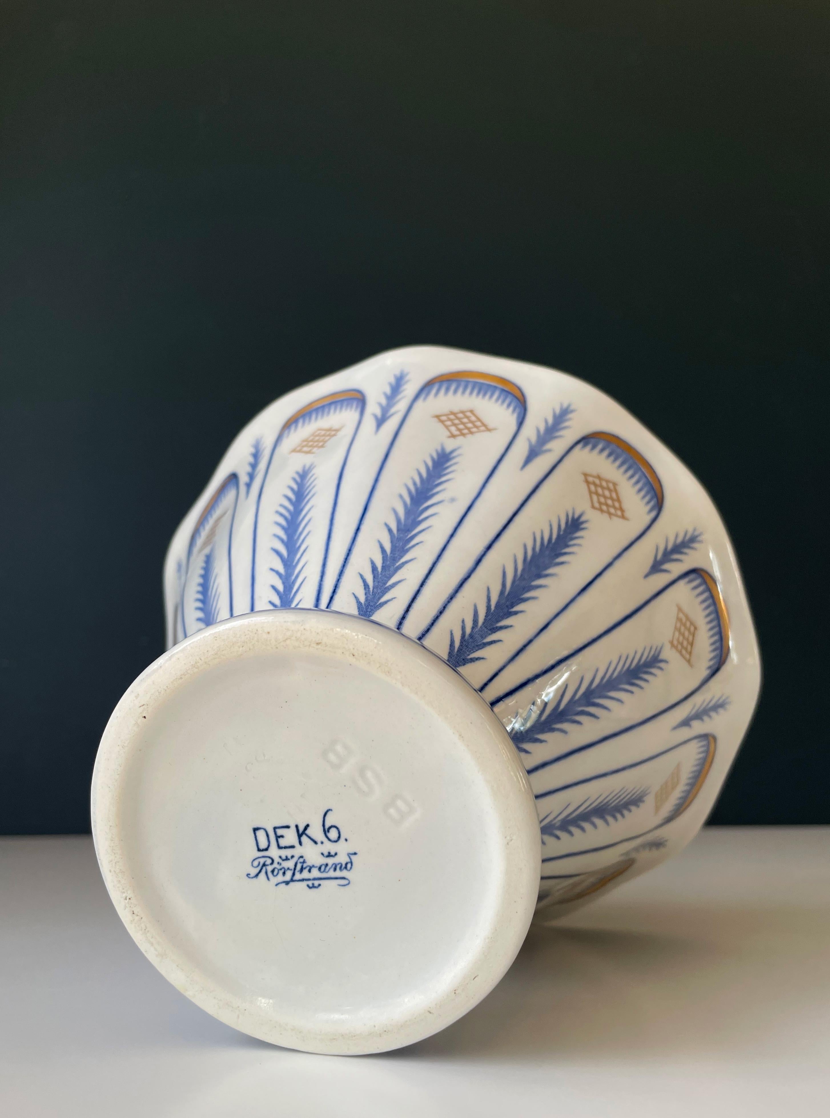 Antike 1920er Rörstrand Weiß Blau Gold Dekorative Schale (20. Jahrhundert) im Angebot