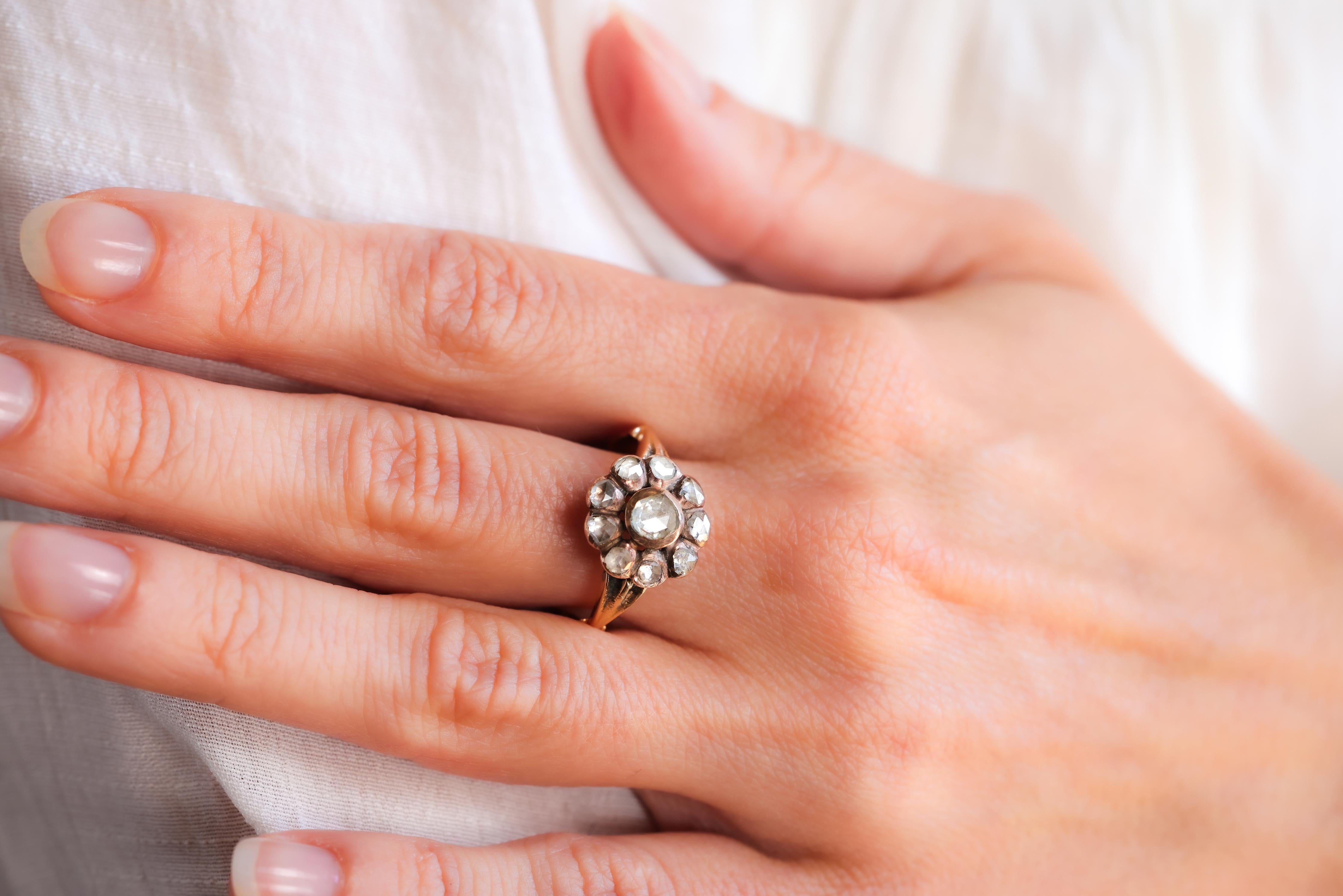 Mittelstein: Diamant
Schnitt: Rose 
Gewicht: Ungefähr 0,25 Karat
Farbe: M-N
Klarheit: I1
Akzentuierungsstein: 9 Diamanten
Schnitt: Rose
Gewicht: Ungefähr 0,5 Karat
Farbe: M-N
Klarheit: I1
Metall: 14K Rose Gold 
Epoche: Antike
CIRCA: 1880er