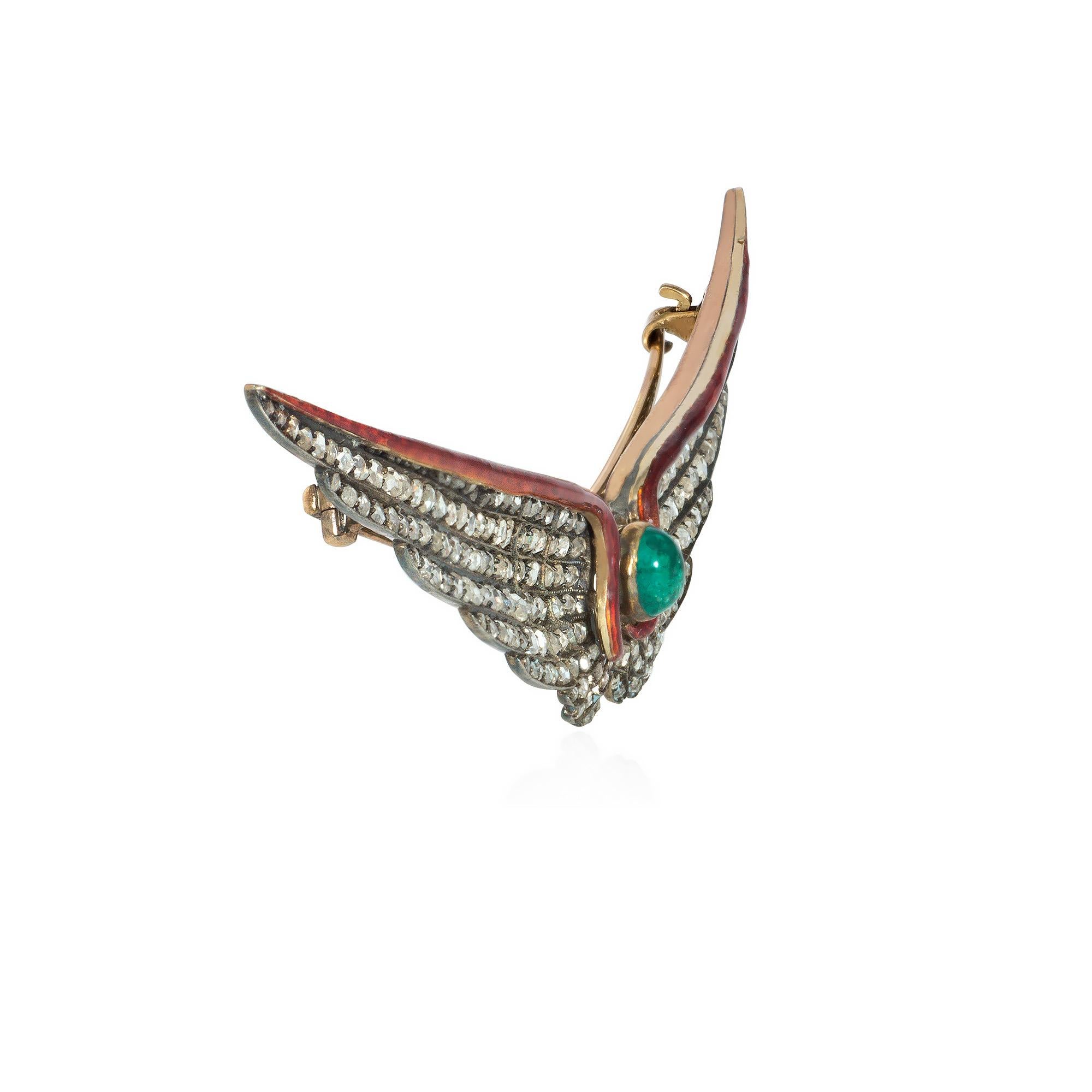 Broche antique de la fin de l'époque victorienne en diamants, émeraudes et émail, représentant une paire d'ailes déployées serties de diamants taillés en rose, avec une bordure d'émail auburn sur les bords supérieurs et centrée sur une émeraude