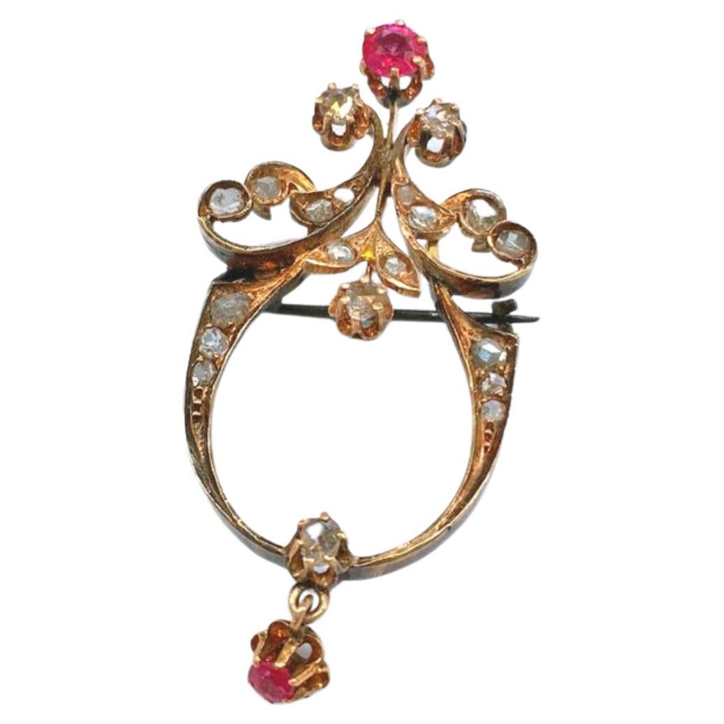 Antike russische Goldbrosche mit Diamanten im Rosenschliff und Rubin