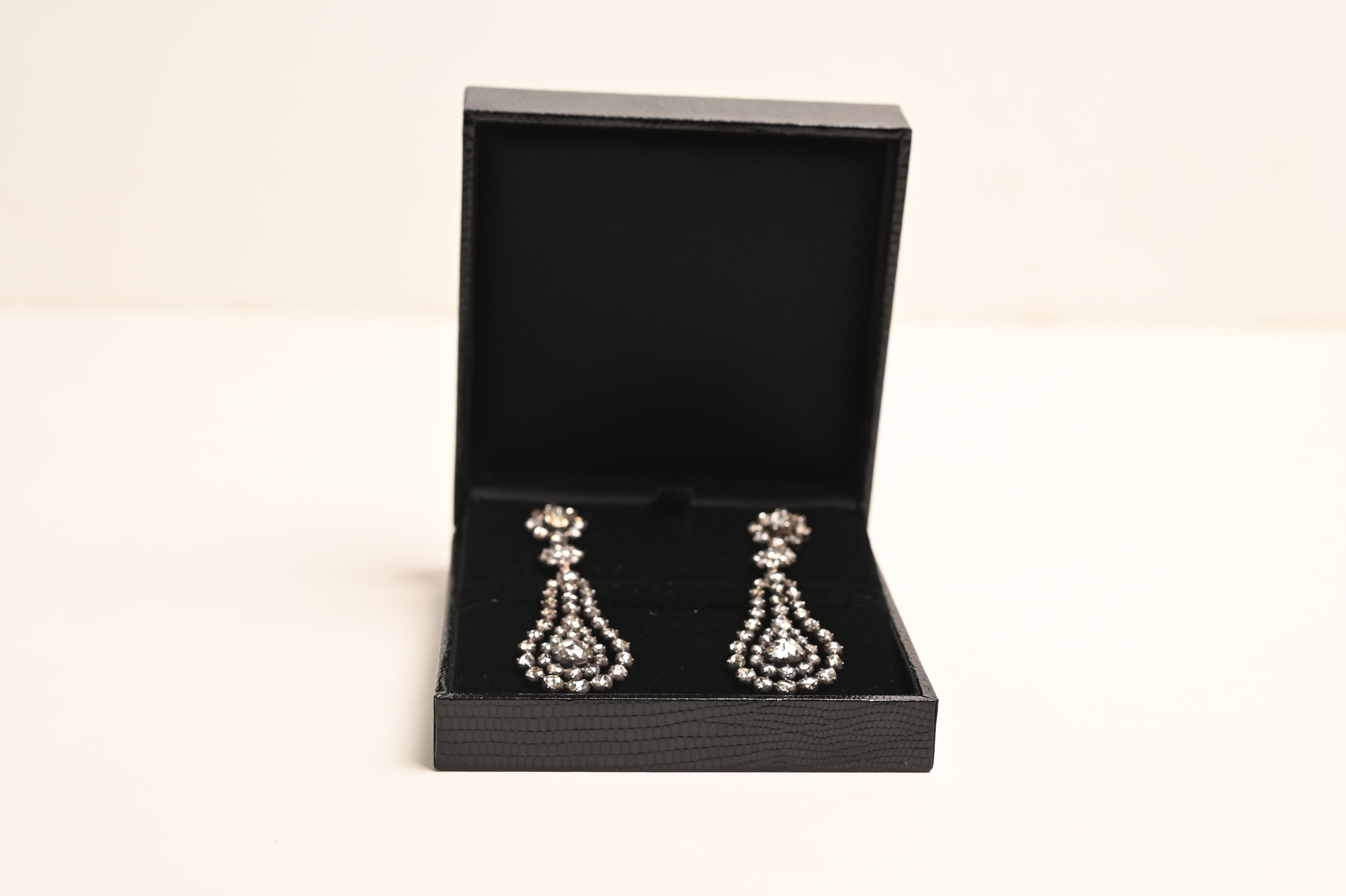 Cette exquise paire de boucles d'oreilles anciennes en diamant met en valeur l'élégance de l'époque géorgienne, vers 1810, avec un design intemporel qui allie sophistication et beauté discrète. Chaque boucle d'oreille est ornée d'une paire de