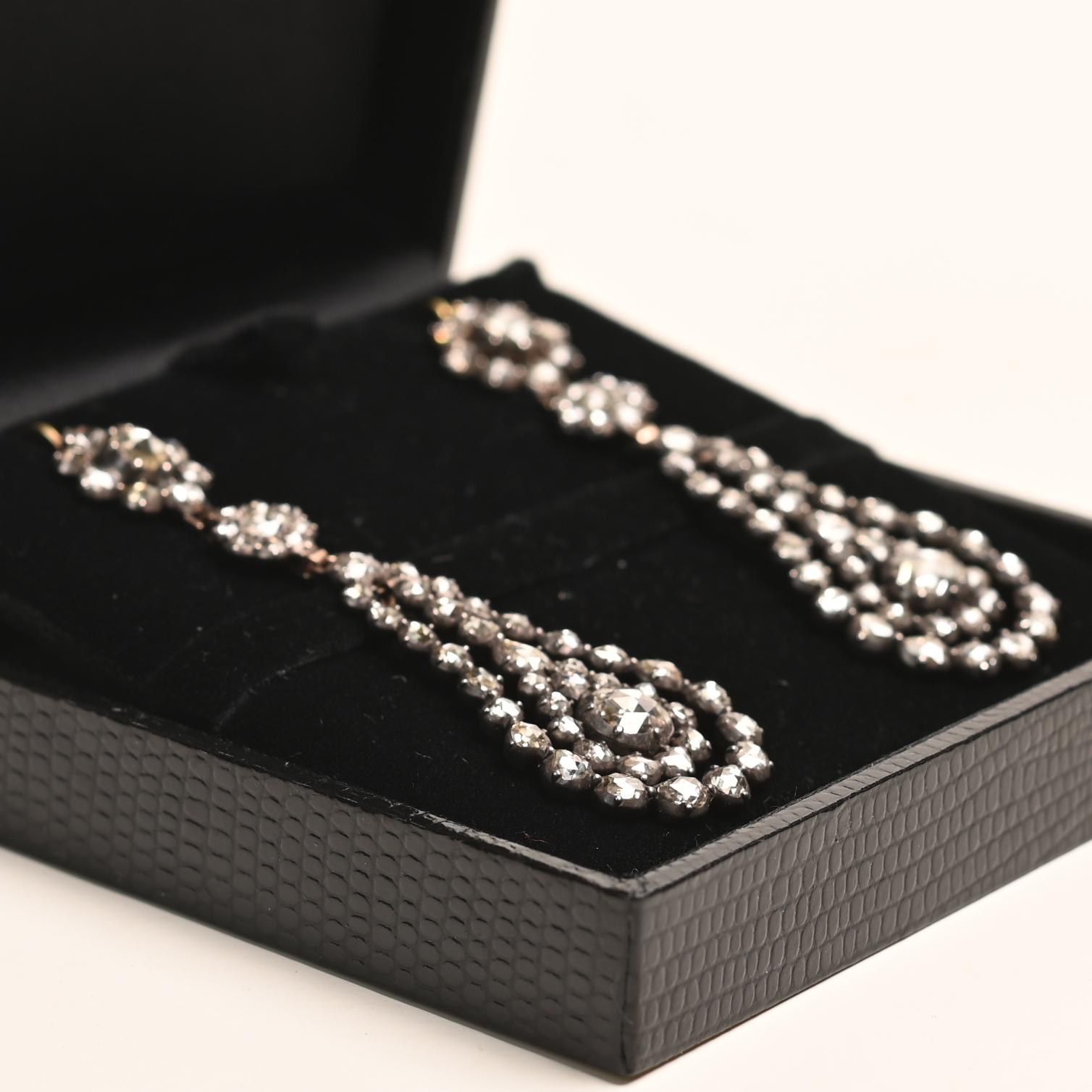 Cette exquise paire de boucles d'oreilles anciennes en diamant met en valeur l'élégance de l'époque géorgienne, vers 1810, avec un design intemporel qui allie sophistication et beauté discrète. Chaque boucle d'oreille est ornée d'une paire de
