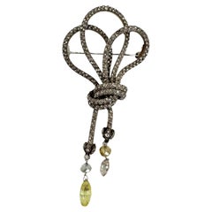 Broche ancienne en forme de nœud papillon avec briolette fantaisie et perles de diamants taille rose