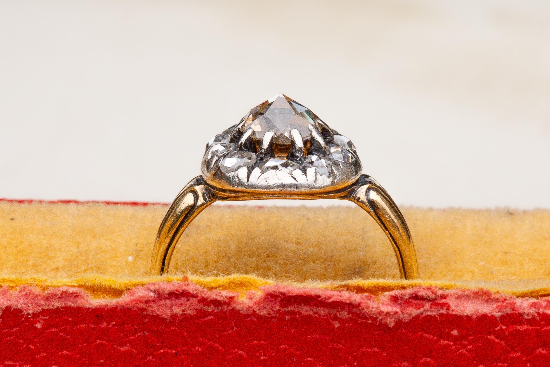 Bague de fiançailles géorgienne ancienne en or 18 carats avec grappe de diamants taille rose en vente 2