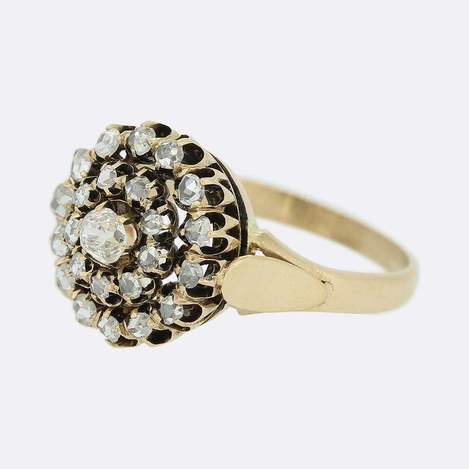 Si tratta di un meraviglioso anello vittoriano con diamanti a grappolo. Presenta un diamante vecchio taglio centrale, circondato da un gruppo di nove piccole pietre a taglio rosa e da un altro gruppo di quattordici diamanti a taglio rosa leggermente