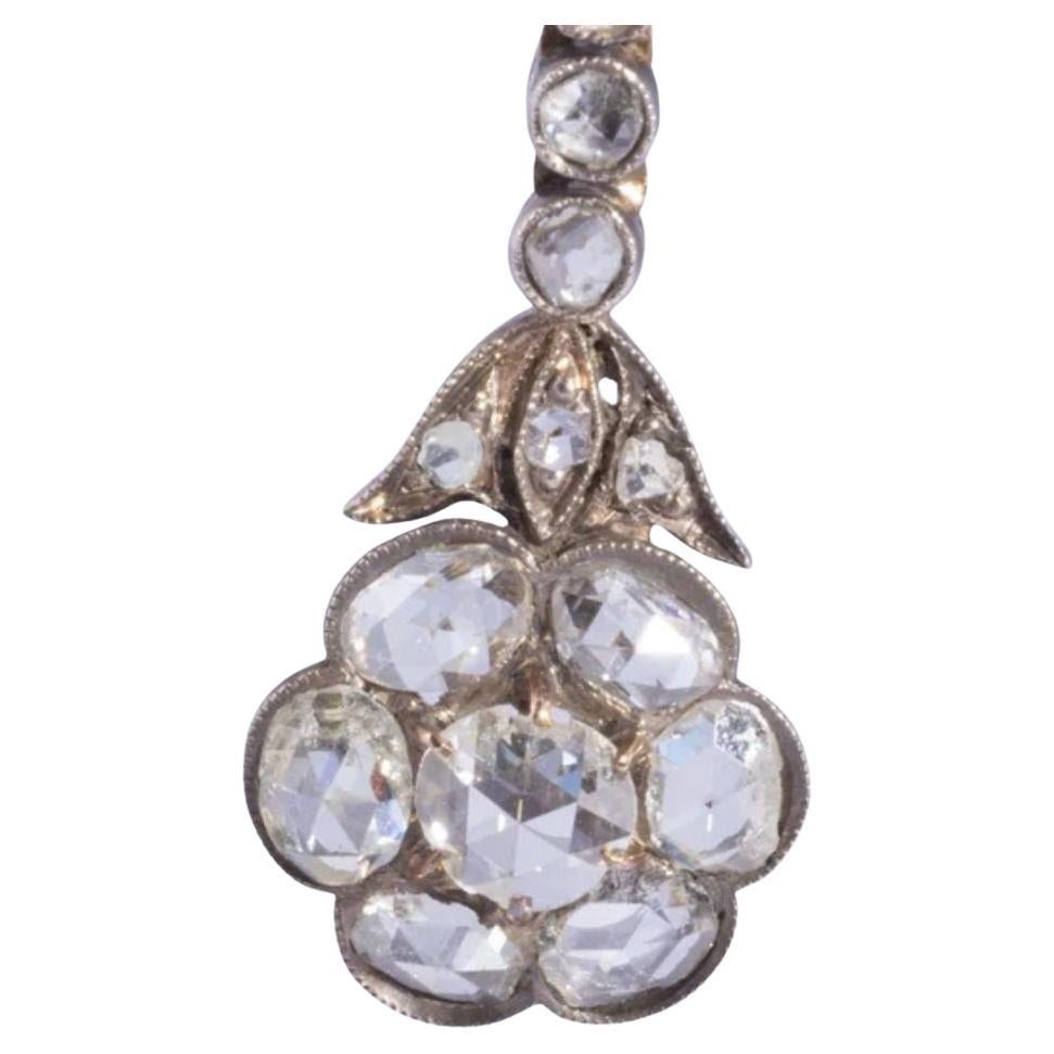 Ces boucles d'oreilles antiques en forme de goutte d'eau présentent de superbes grappes de diamants taillés en rose pesant 4,25 carats, qui captent magnifiquement la lumière. Fabriquées en argent et recouvertes d'or, ces boucles d'oreilles
