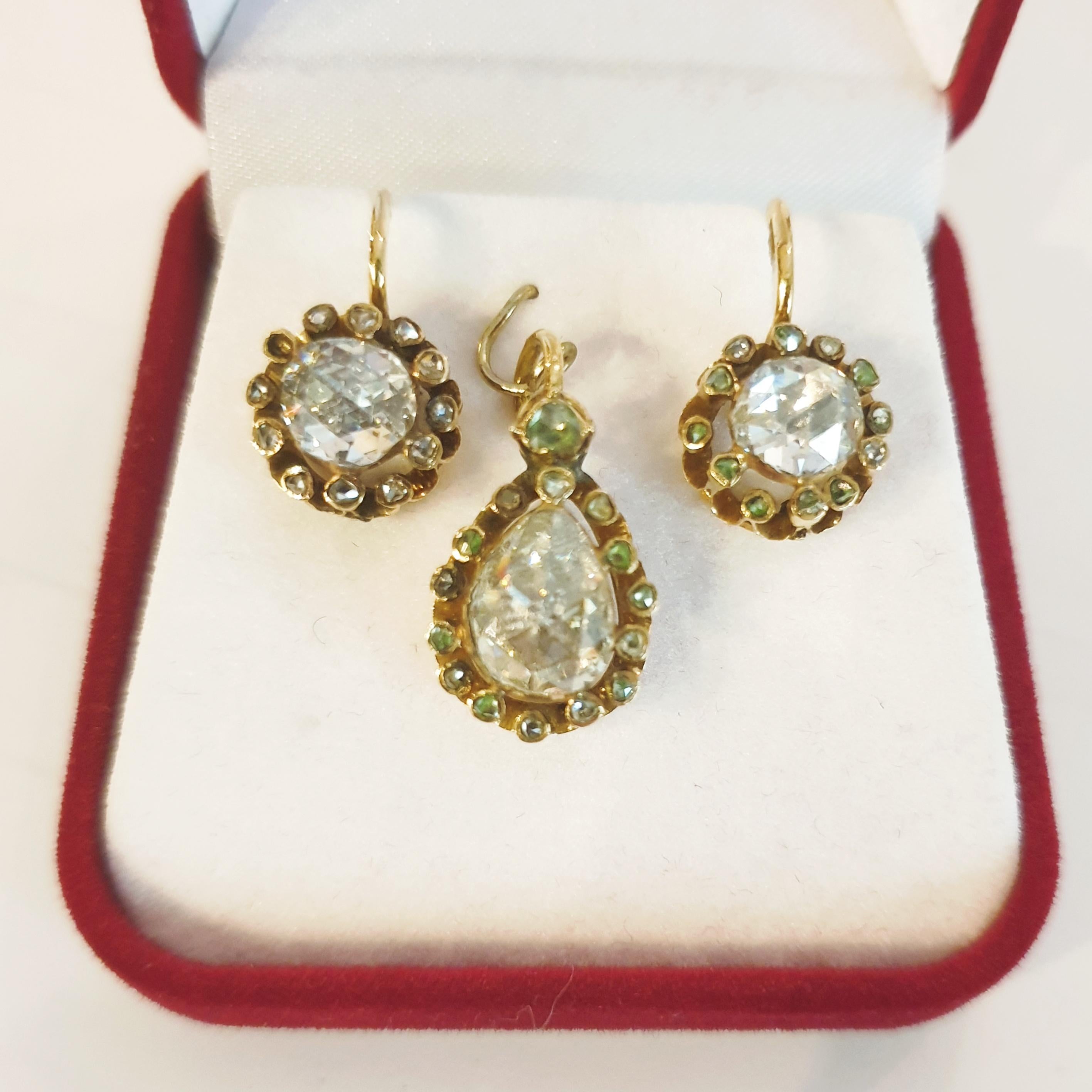 Antique 1850s Rose Cut Diamond Gold Earrings And Pendant Set  In Good Condition For Sale In Cairo, EG