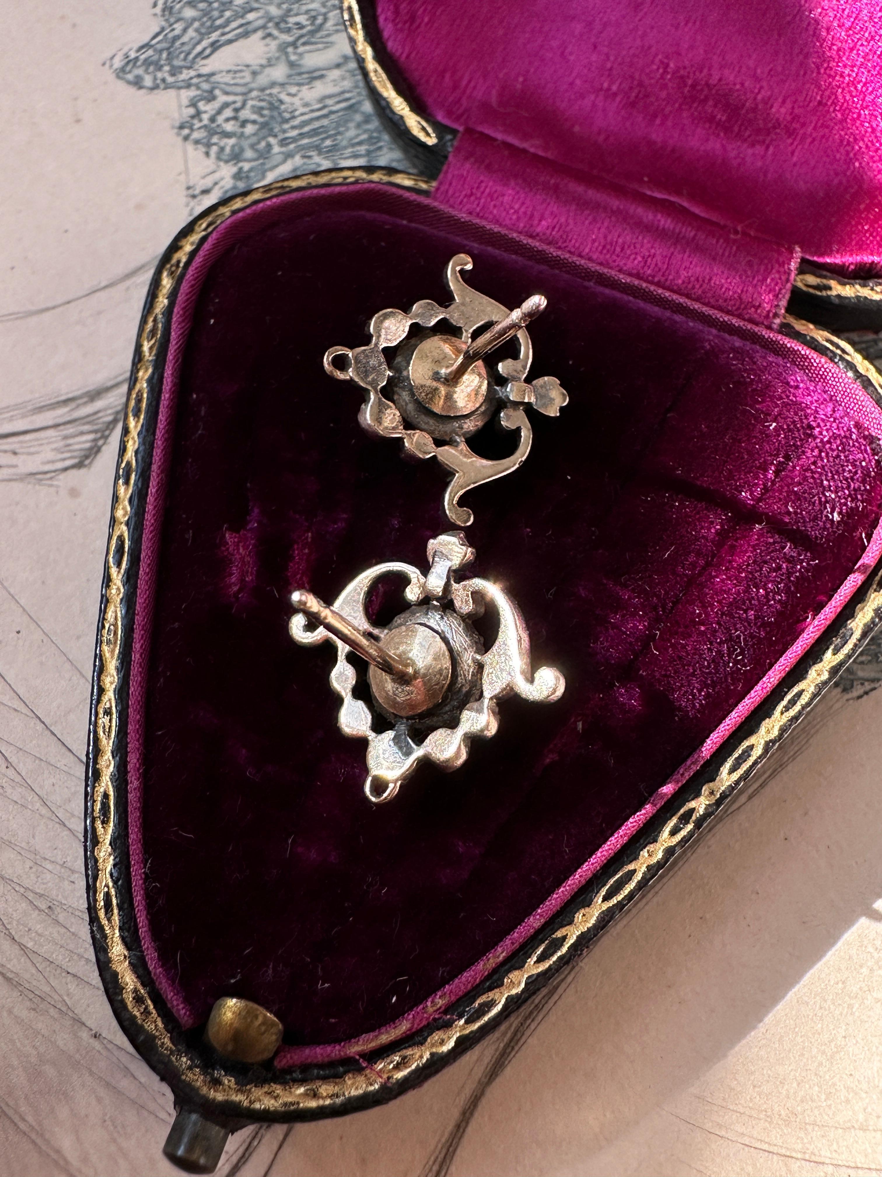 Taille rose Boucles d'oreilles de conversion en forme de cœur flamboyant avec des diamants taillés en rose, de style ancien en vente