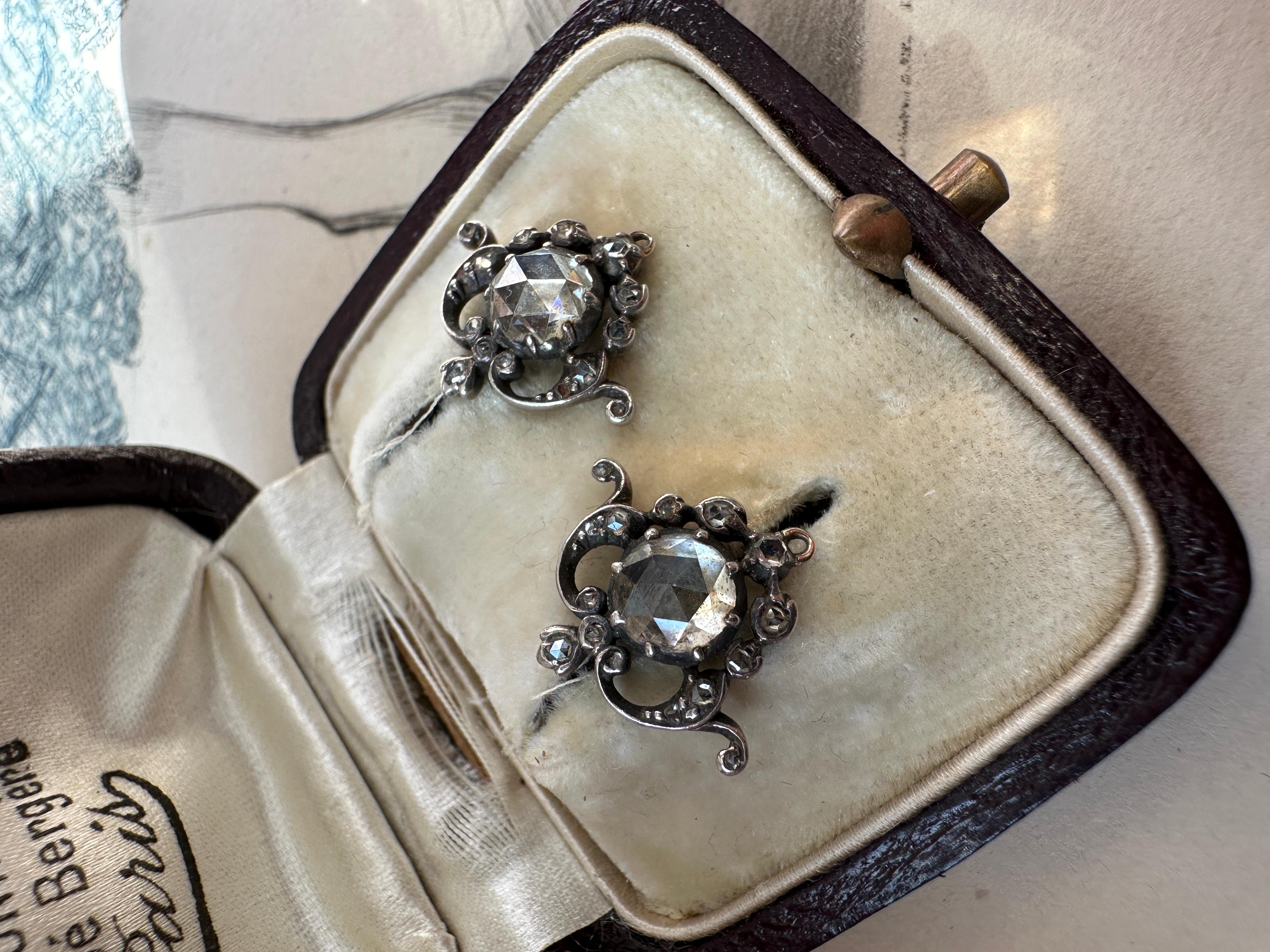 Boucles d'oreilles de conversion en forme de cœur flamboyant avec des diamants taillés en rose, de style ancien Bon état - En vente à Hummelstown, PA