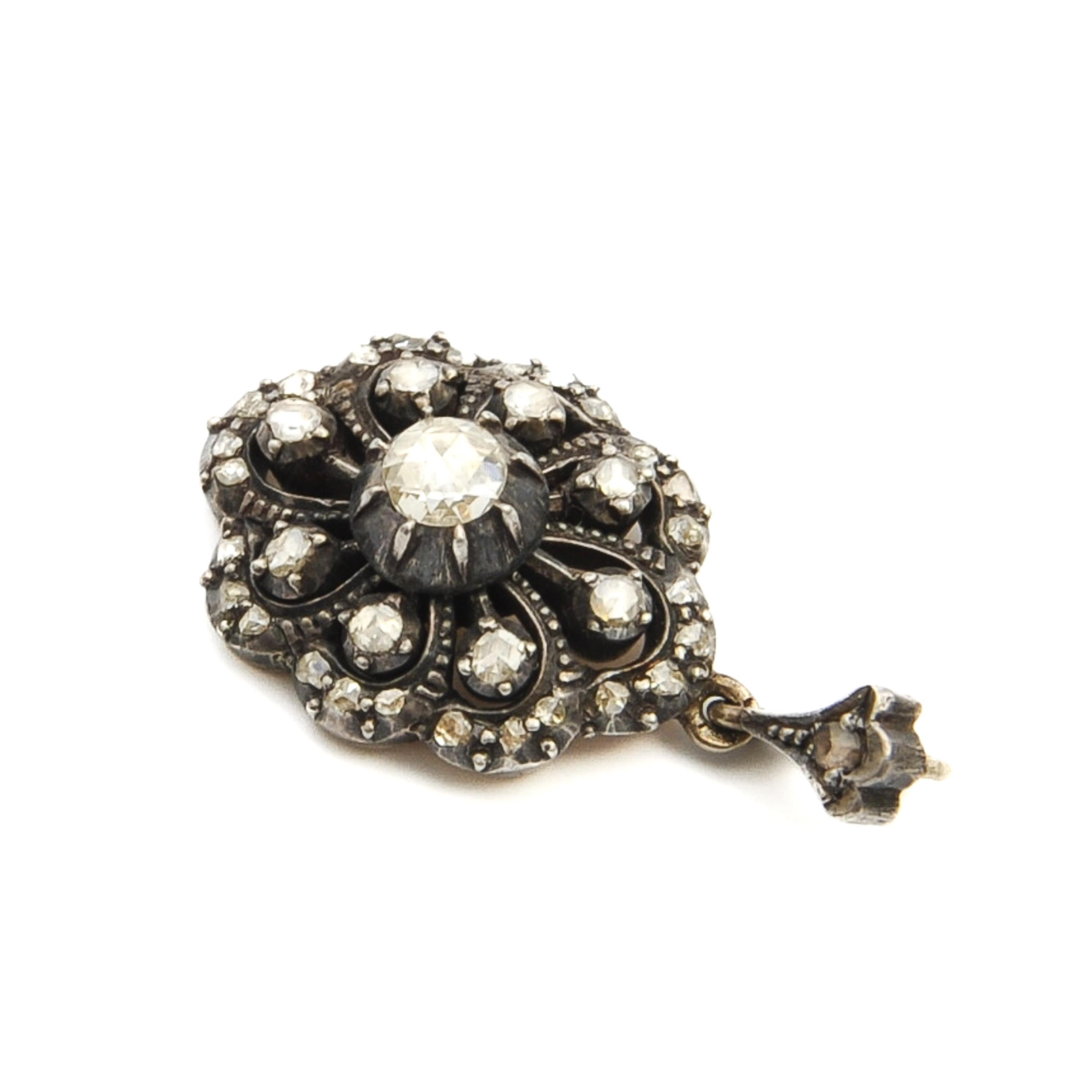 Antique Rose Cut Diamond Floral Pendant In Good Condition For Sale In Rotterdam, NL