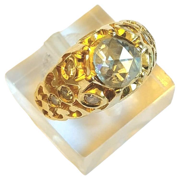 Antike schwere 18k Goldring in Solitär-Stil zentriert mit 1 Rose geschliffenen Diamanten Stein mit einem geschätzten Gewicht von 1 Karat voller Facetten zurück vereitelt flankiert mit mehreren alten geschliffenen Diamanten auf Ring Einstellung