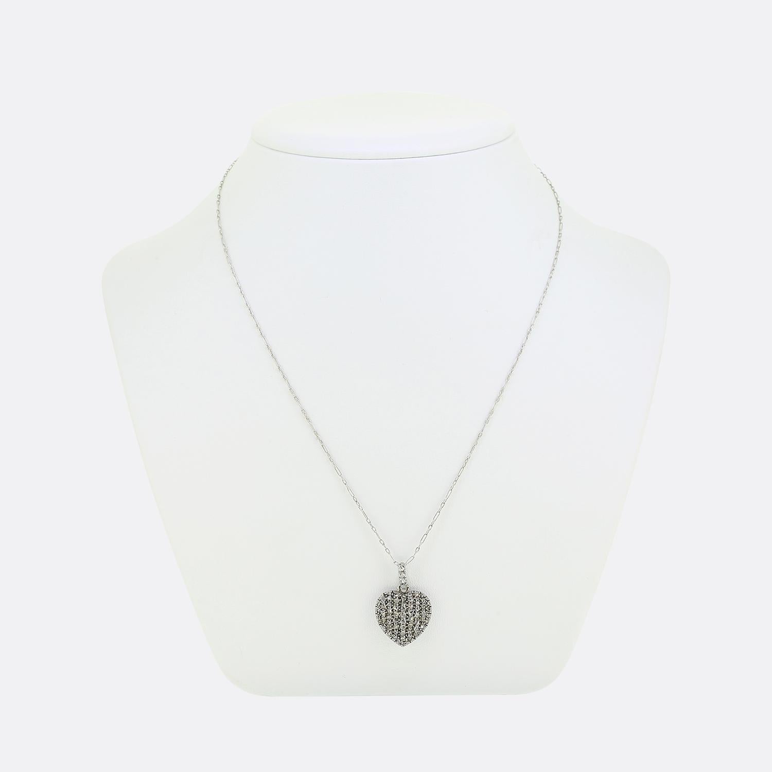 Nous avons ici un fabuleux collier à pendentifs sertis de diamants. Ce pendentif a été réalisé en or blanc 9ct et en argent en forme de cœur d'amour et serti d'une multitude de diamants taillés en rose. Ces diamants sont parfaitement assortis,