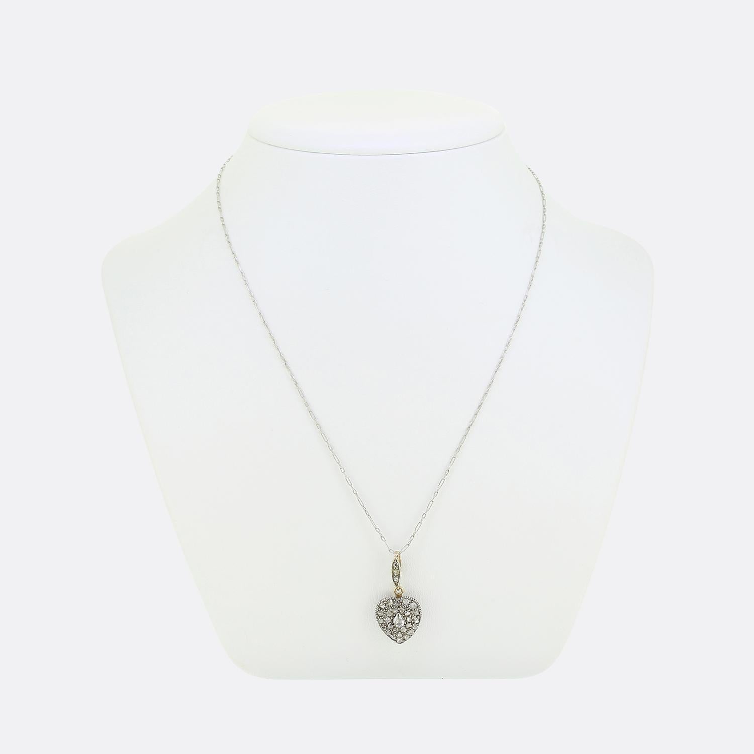 Nous avons ici un ravissant collier à pendentifs serti de diamants. Ce pendentif a été réalisé en or 9ct et en argent en forme de cœur d'amour et serti d'un large éventail de diamants taillés en rose. Le plus gros diamant taillé en rose au centre