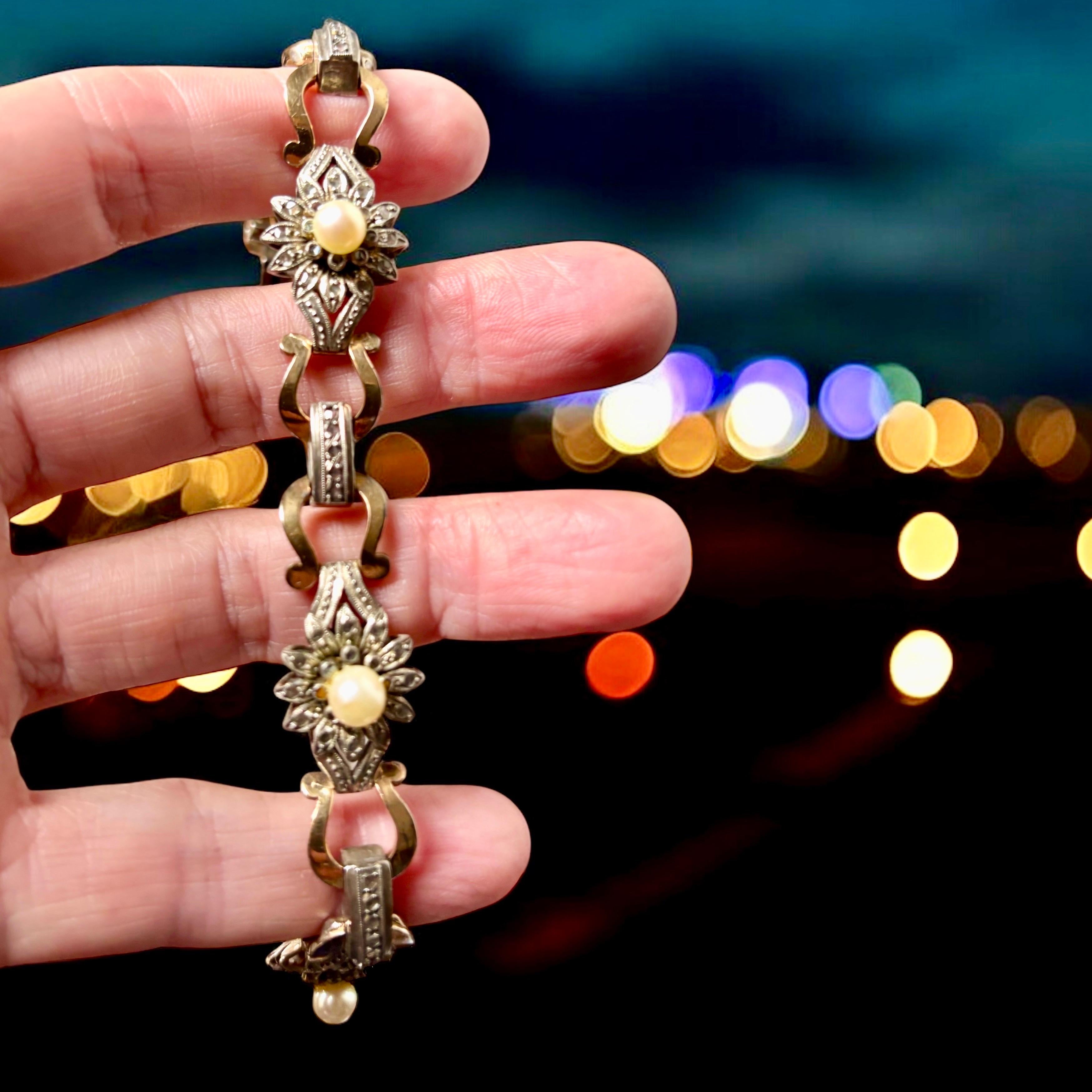 Il bracciale presenta motivi floreali/stellari ripetuti, ciascuno centrato da una perla e circondato da diamanti taglio rosa disposti in cornici a forma di petalo, marquise e goccia. Questo raffinato bracciale antico presenta un'elegante
