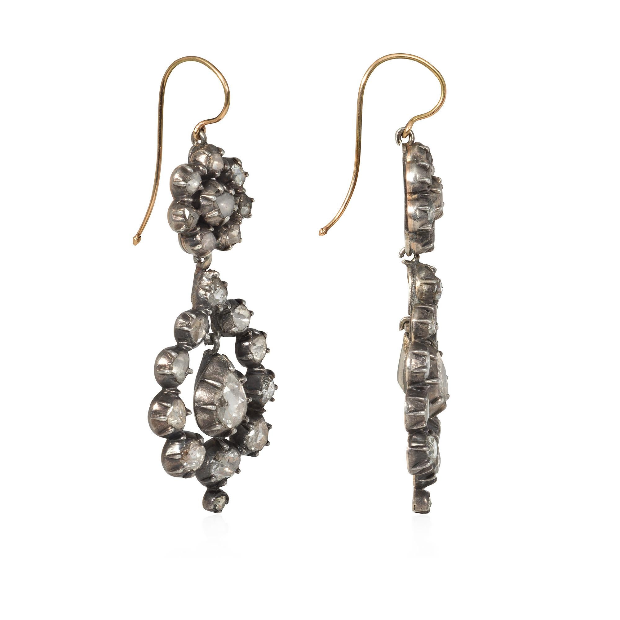 Paire de boucles d'oreilles anciennes d'époque géorgienne en diamant taillé en rose, chacune comprenant une monture en grappe suspendant un pendentif ouvert en forme de poire avec une chute articulée en diamant en forme de poire, en argent sterling