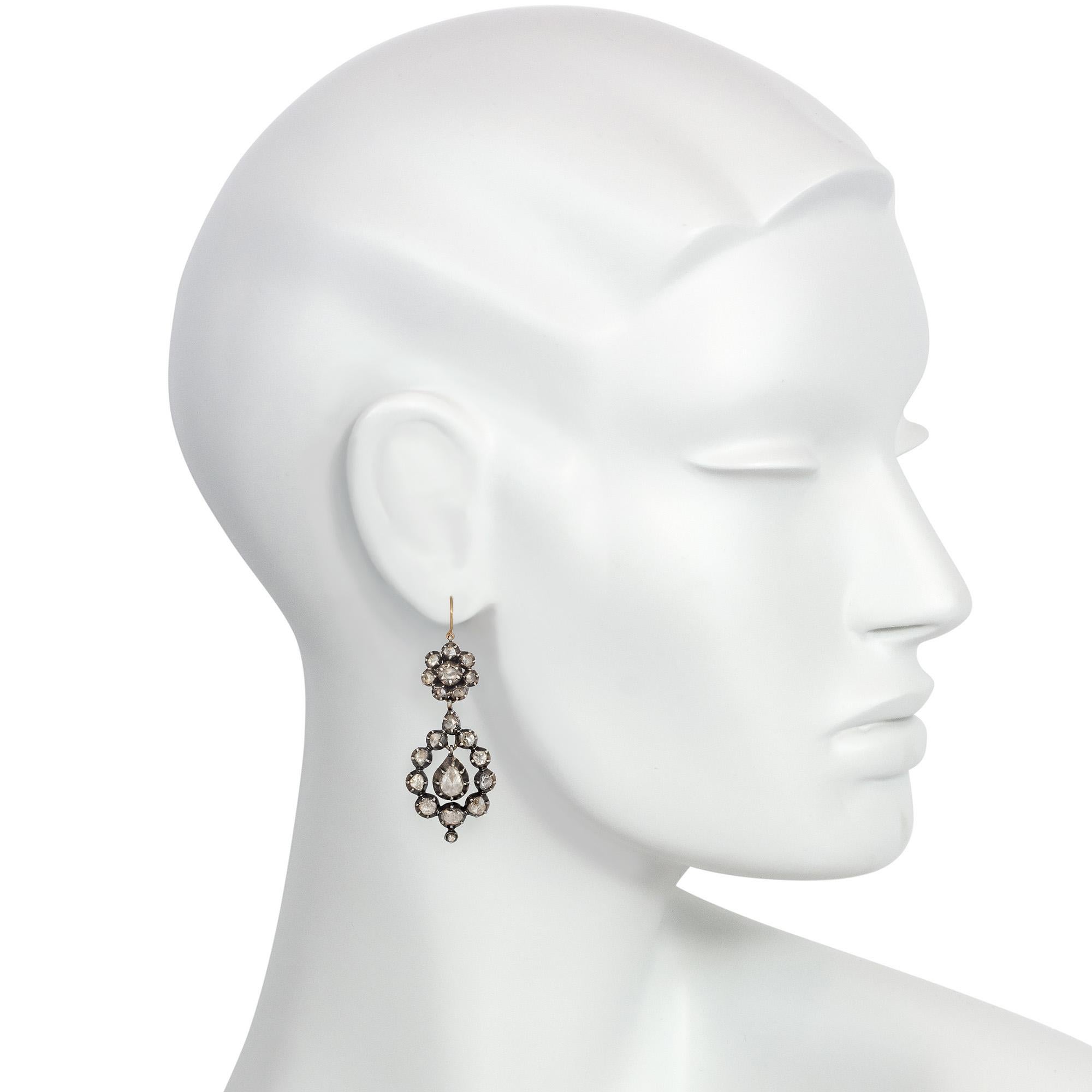 Antike Ohrringe mit Diamant-Anhänger im Rosenschliff aus silberfarbenem Gold im Zustand „Gut“ im Angebot in New York, NY
