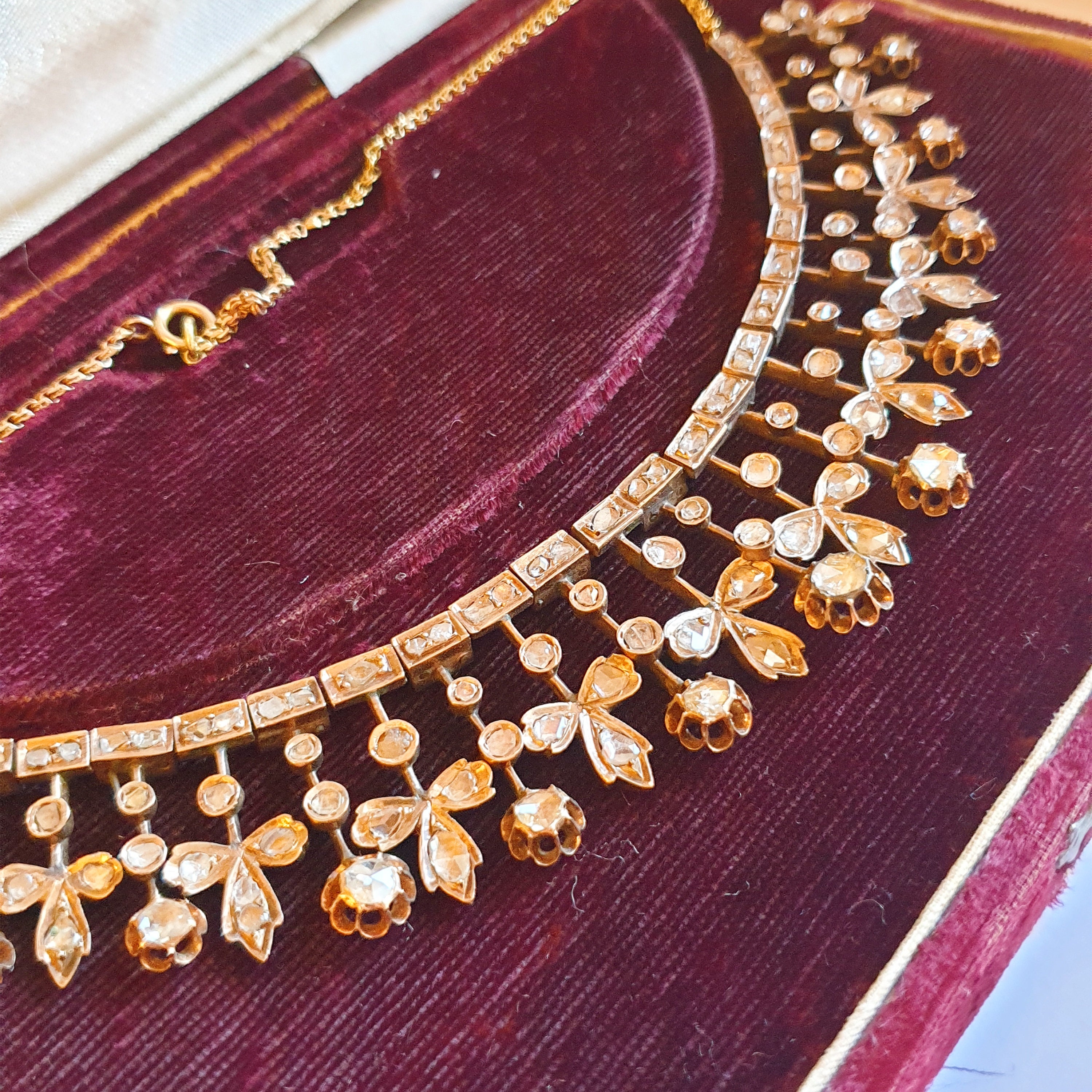 Antica collana russa di diamanti taglio rosa con un peso stimato di 8 carati in maglie mobili penzolanti con incastonatura di diamanti smerigliati in oro rosa Hall con il marchio 56 dell'imperial gold standard russo e il marchio di controllo di