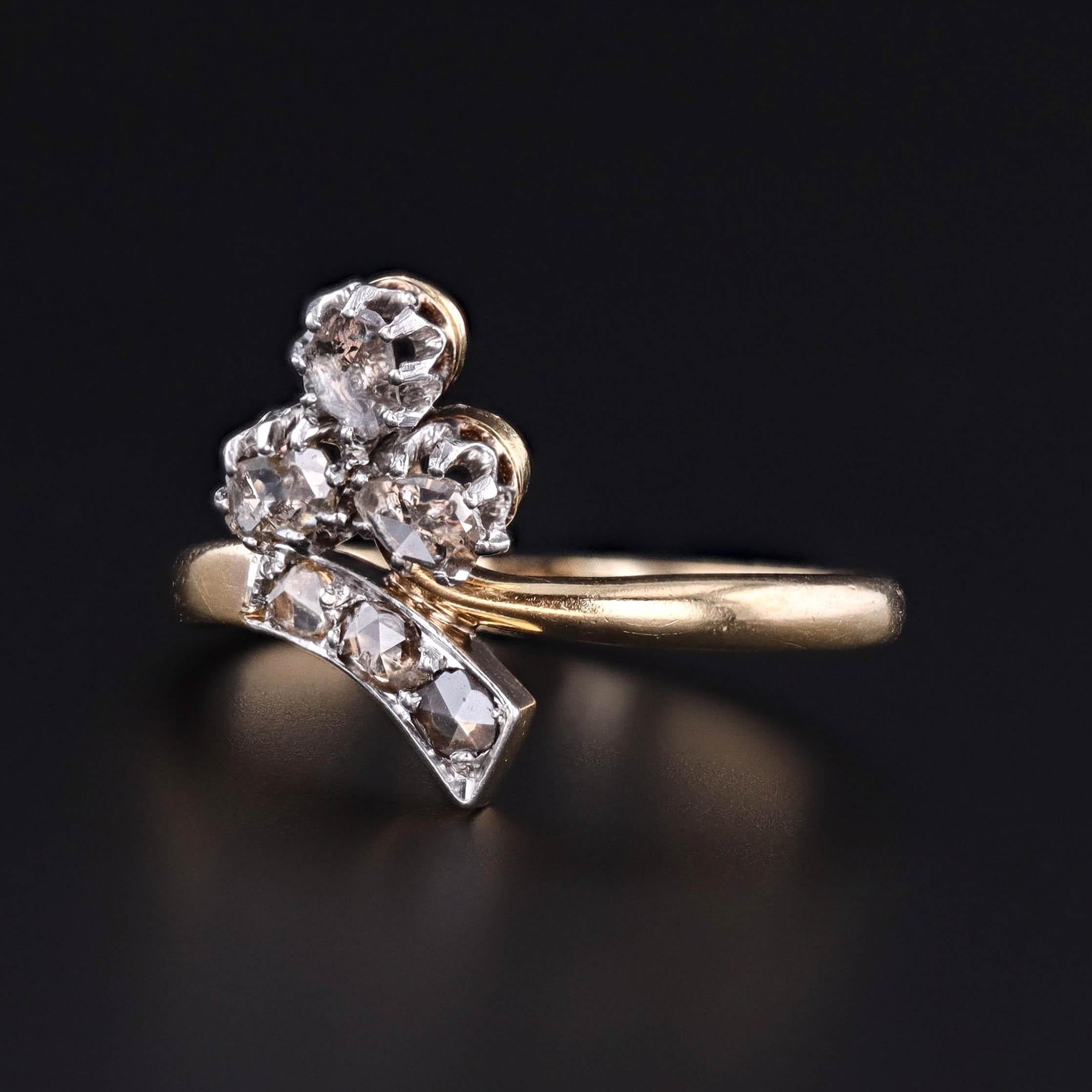 Cette bague française ancienne (vers 1890-1900) incarne l'élégance et le symbolisme de l'ère victorienne, avec un motif de trèfle étincelant de diamants taillés en rose, le tout serti dans de l'or 18k lumineux. Le trèfle, emblème immuable de la