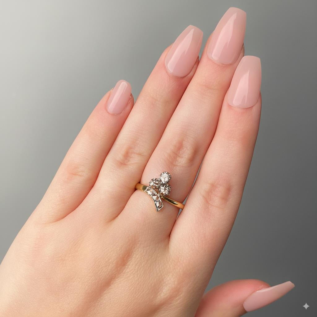 Bague ancienne en or 18k avec trèfle et diamant taillé en rose en vente 1