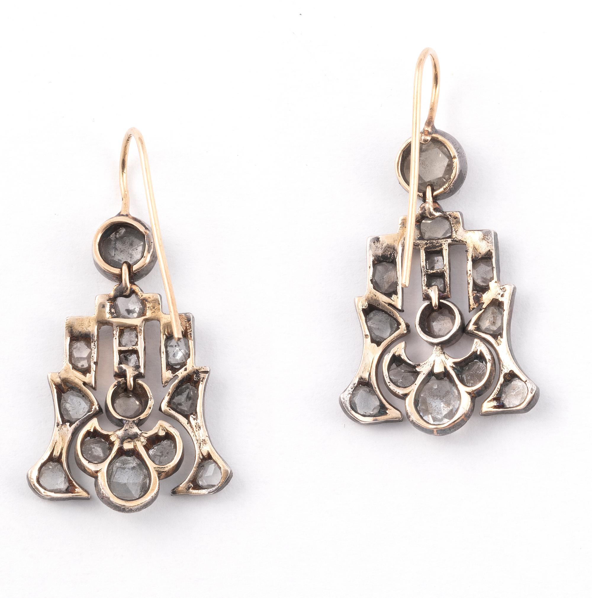 Ein Paar Diamanten mit Rosenschliff aus Silber und Gold des späten 19.  Ohrringe.
Länge: 41 mm 
Gewicht: 8,03 gr