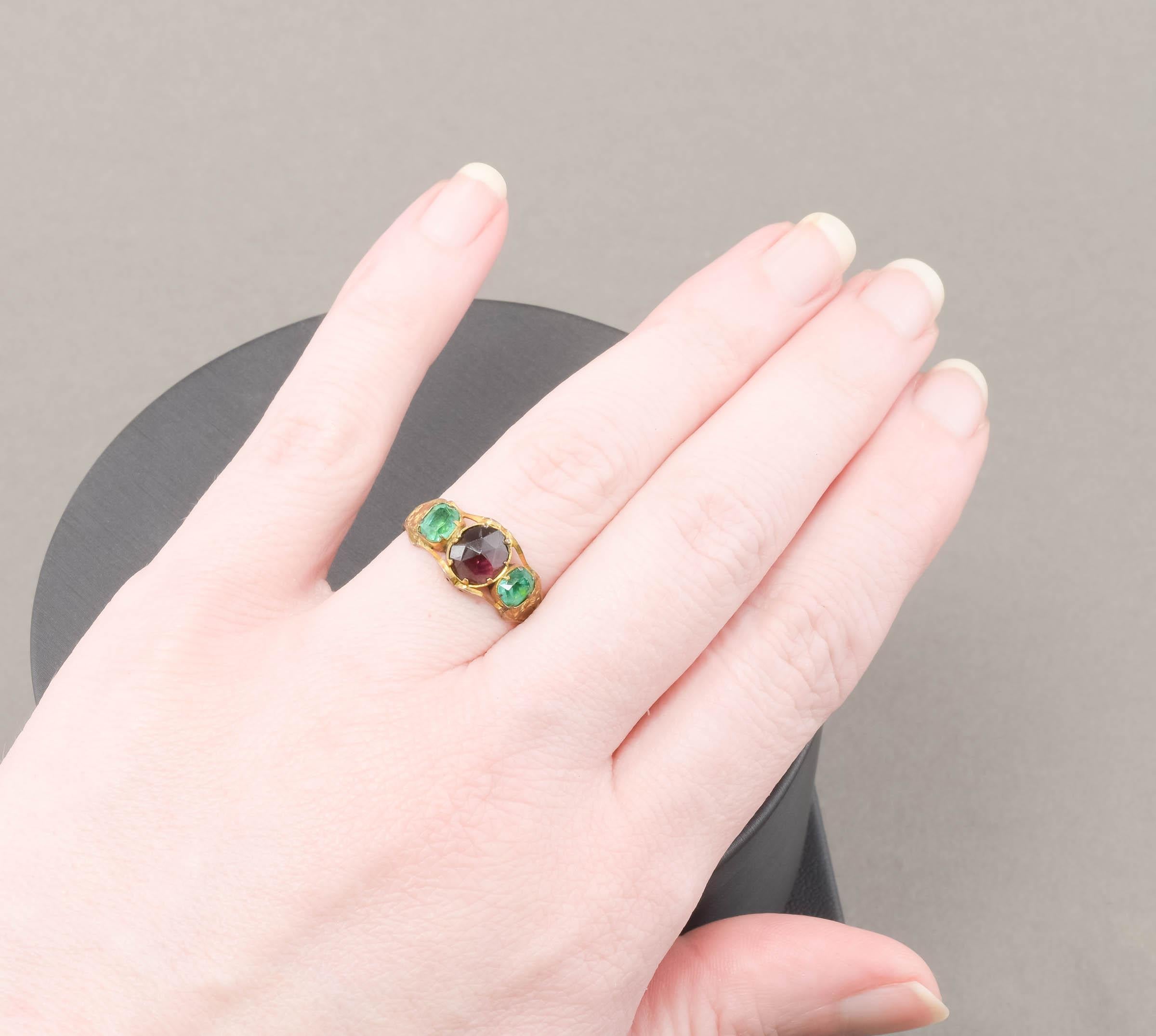 Antiker Ring aus Gold mit Granat im Rosenschliff und grünem Paste-Gold mit Handgravur im Angebot 6