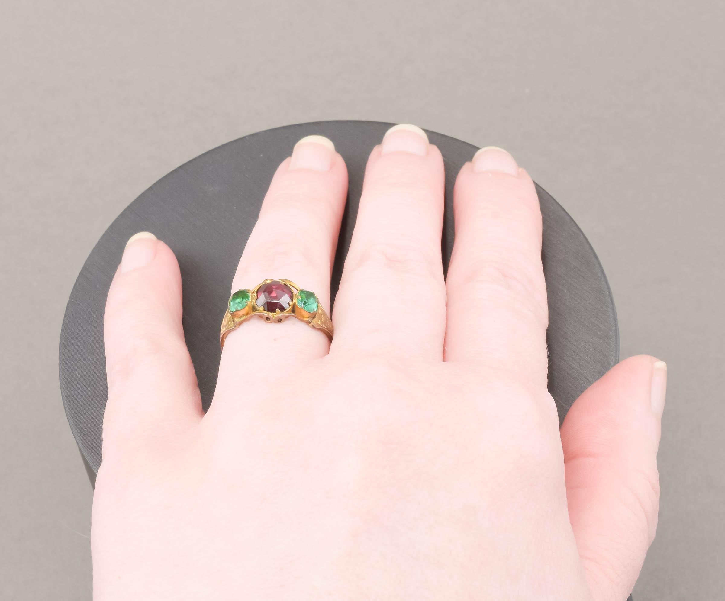 Antiker Ring aus Gold mit Granat im Rosenschliff und grünem Paste-Gold mit Handgravur im Angebot 7