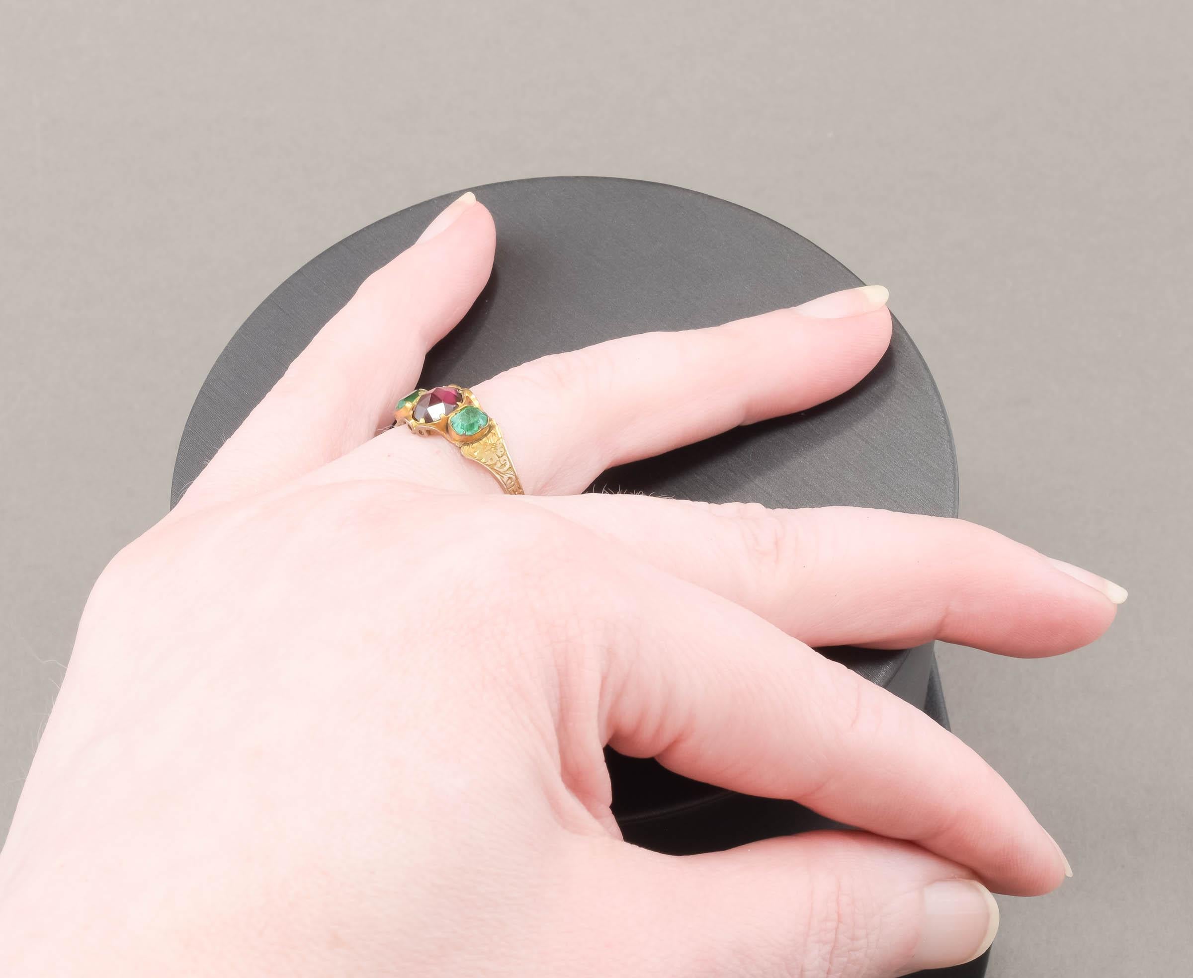 Antiker Ring aus Gold mit Granat im Rosenschliff und grünem Paste-Gold mit Handgravur im Angebot 8